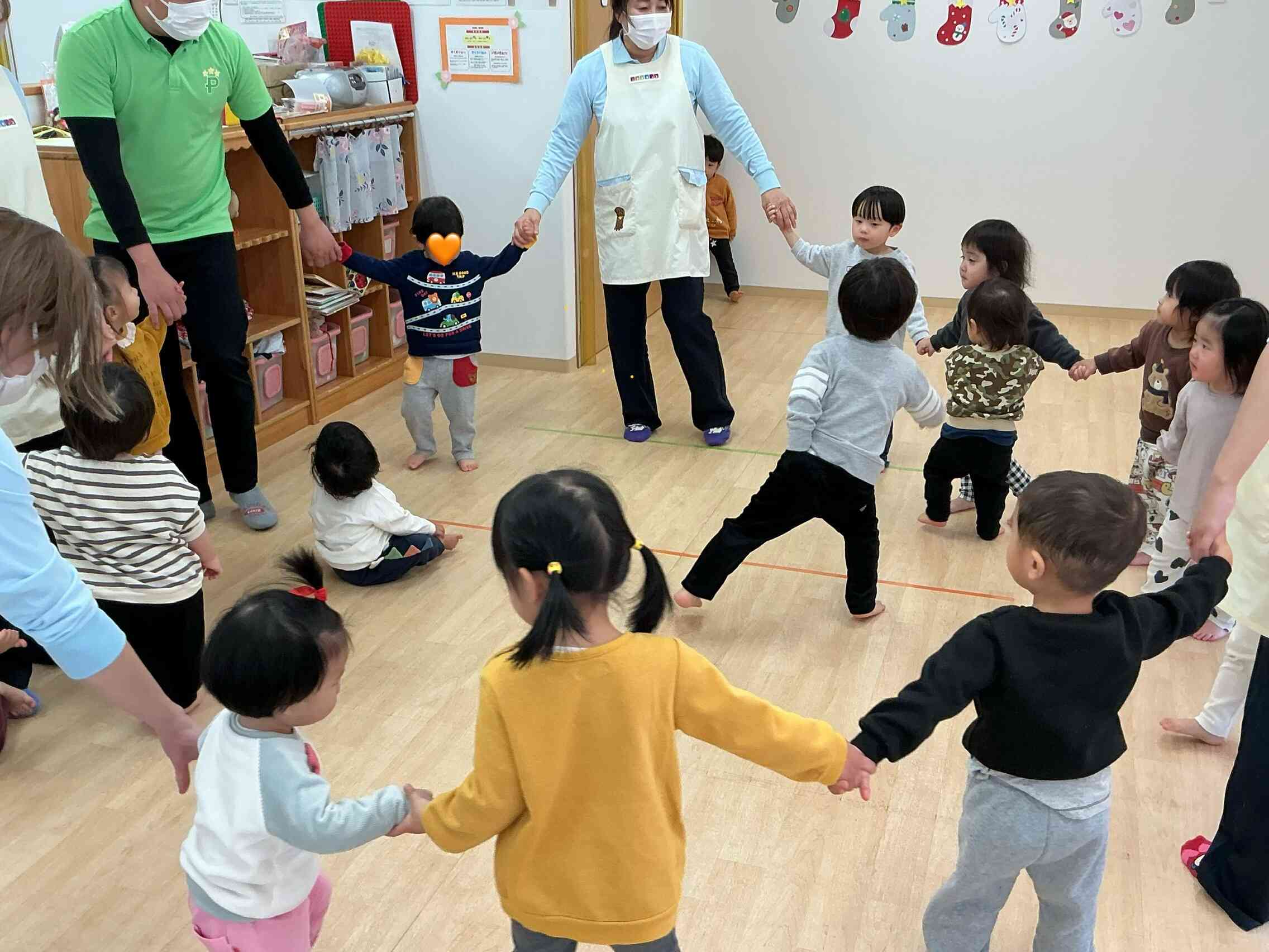 みんなで手を繋いで