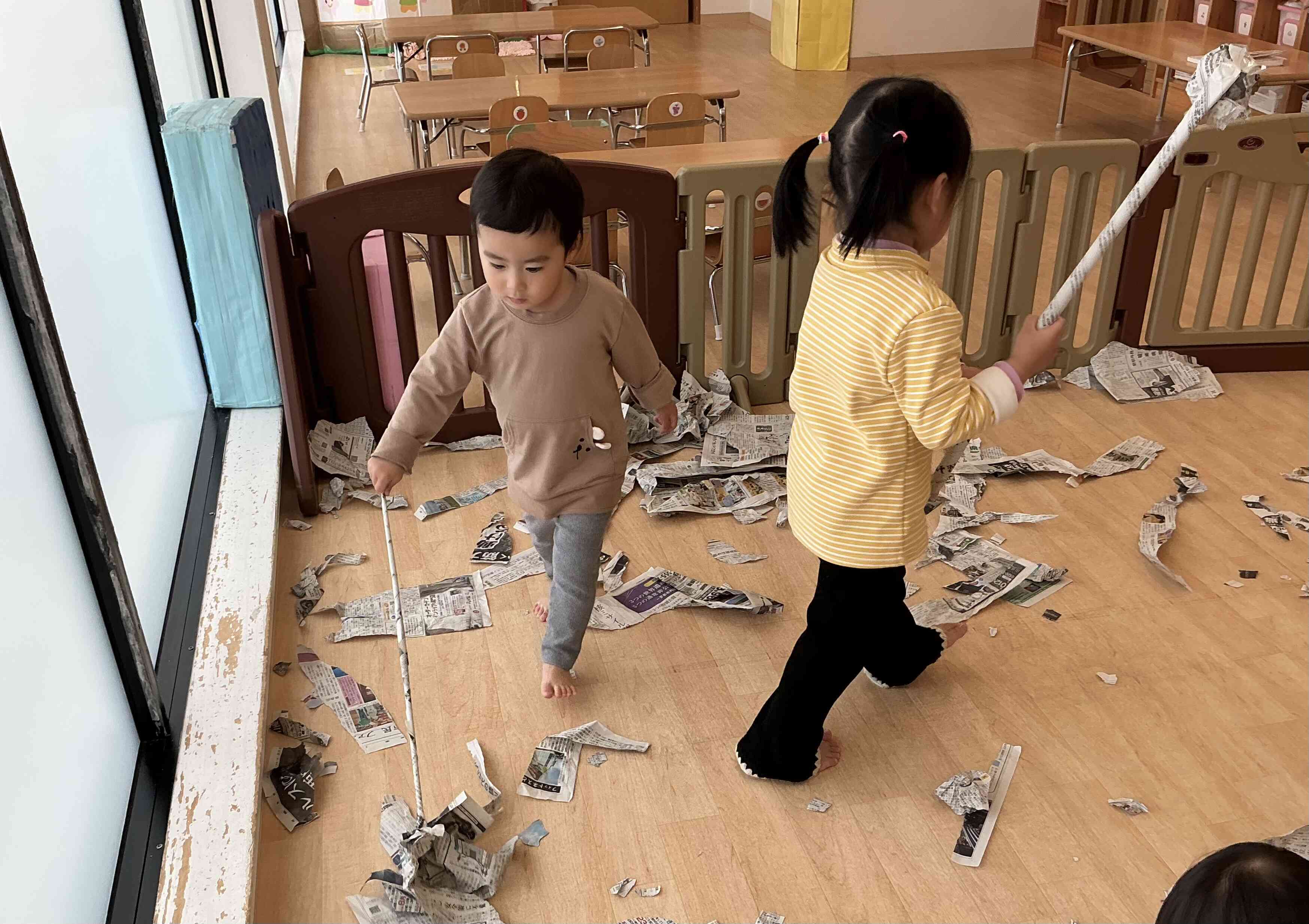 新聞で作ったモップでお掃除!
