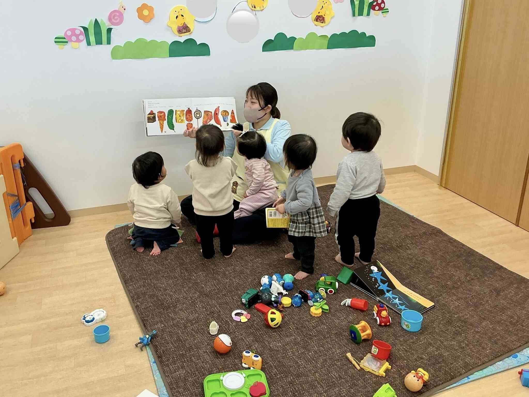 ひよこ組のお友だちも絵本が大好きです!