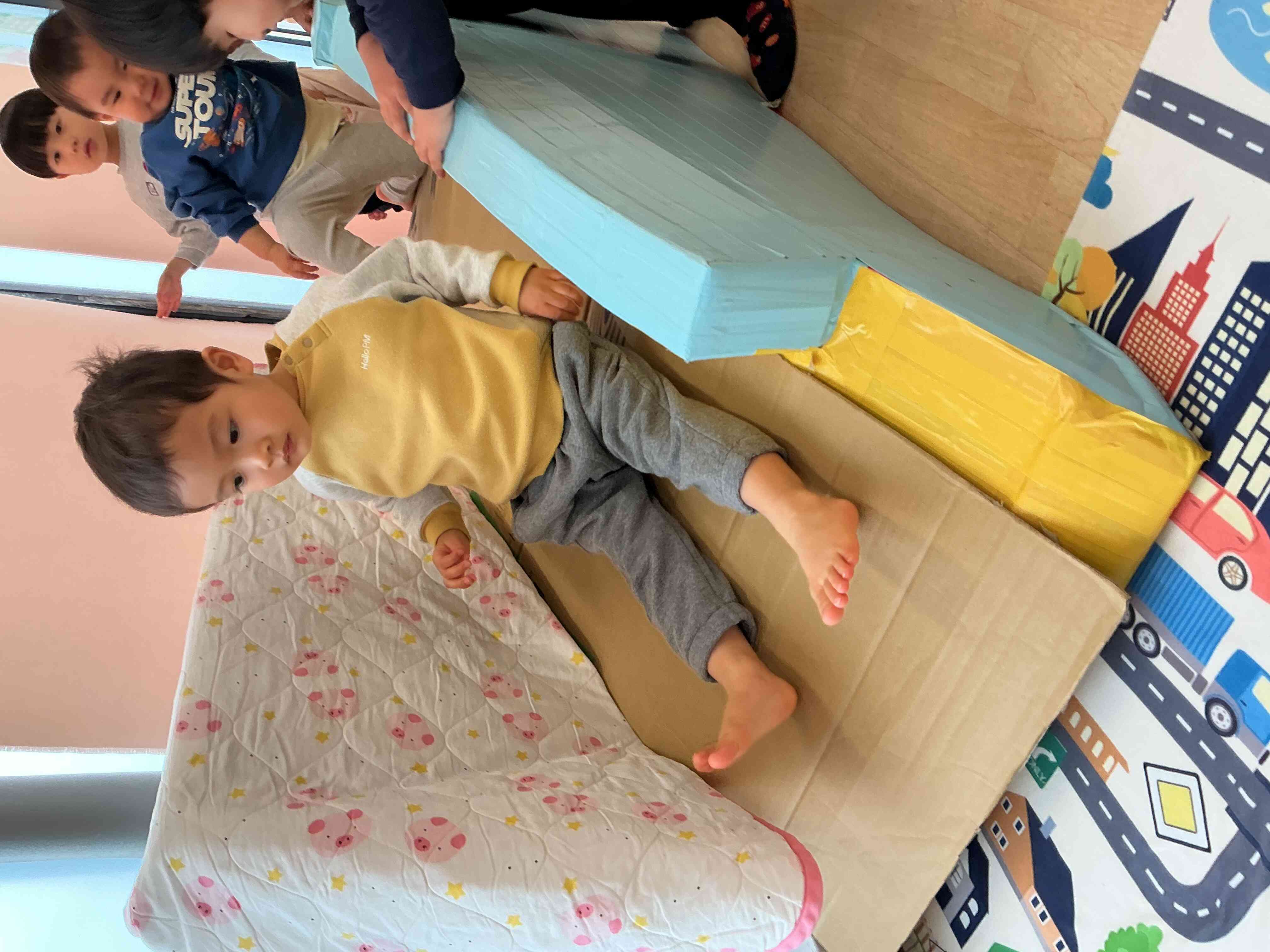 室内遊び。（滑り台）