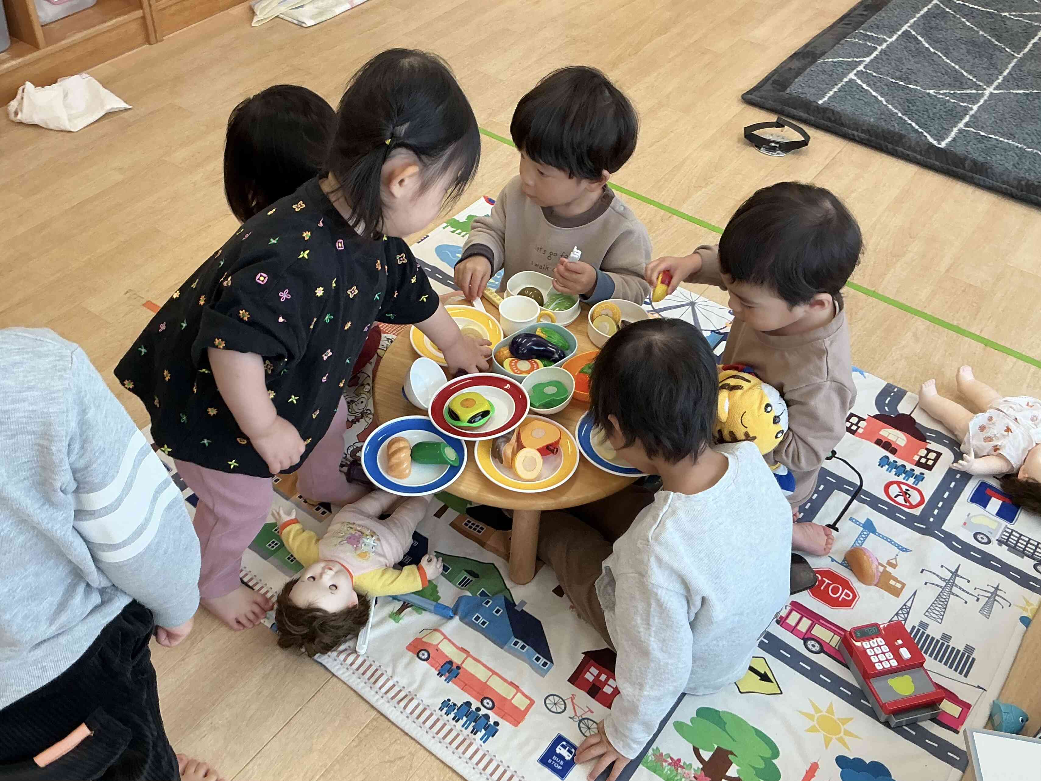 ご馳走並べてパーティしてま〜す♪