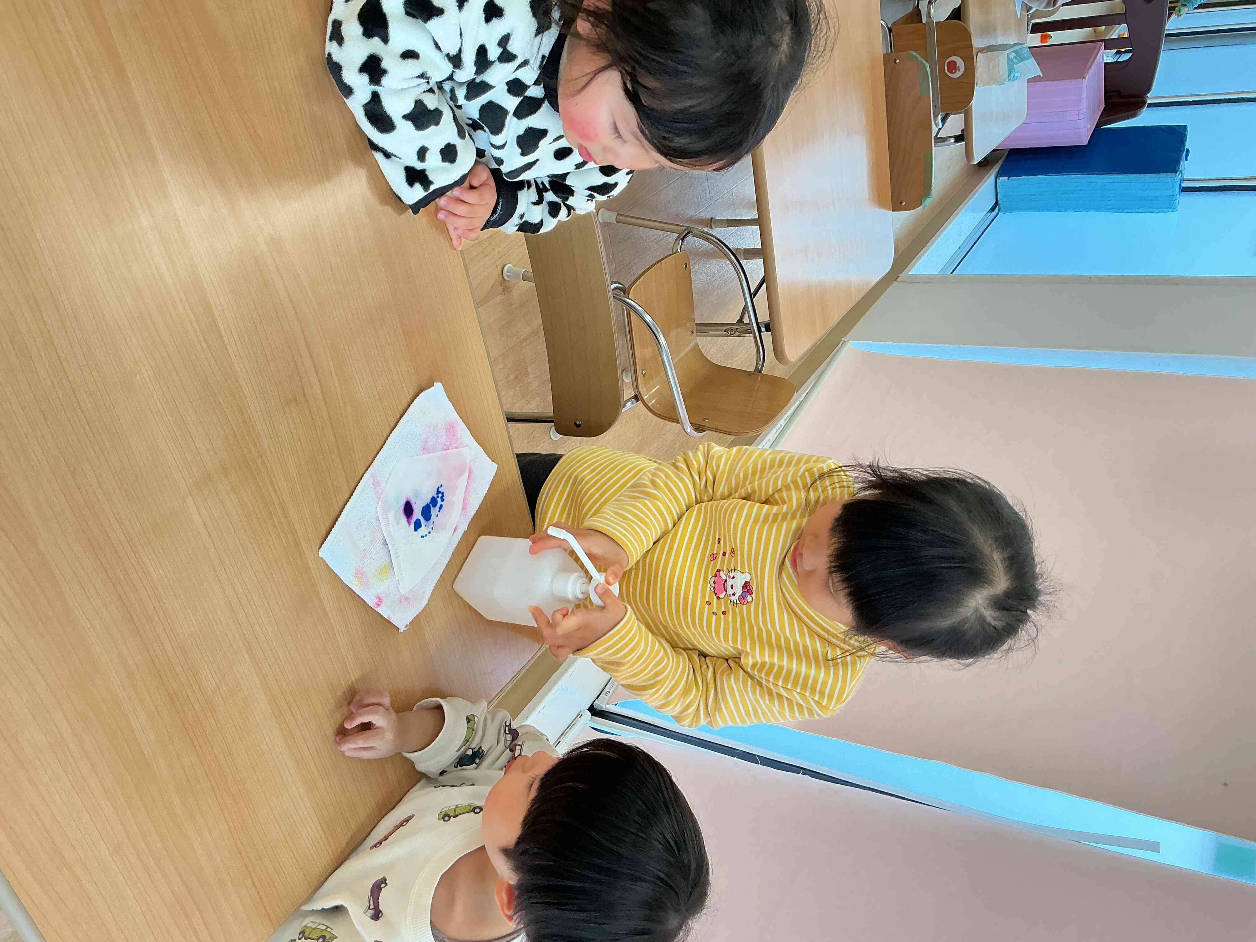 「水を吹きかけてー」「わーすごい」