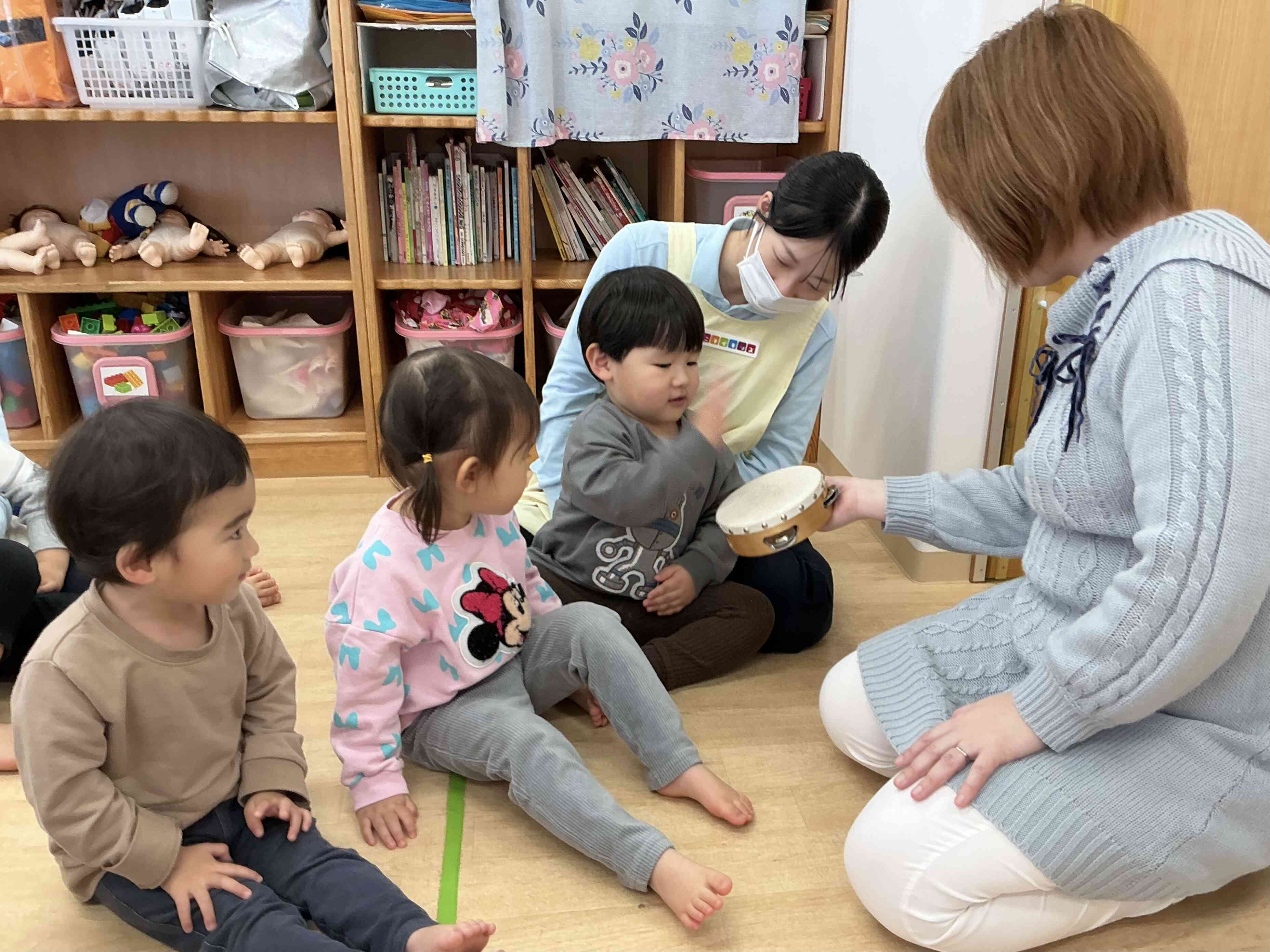 お名前は？上手にタンバリン鳴らせたよ