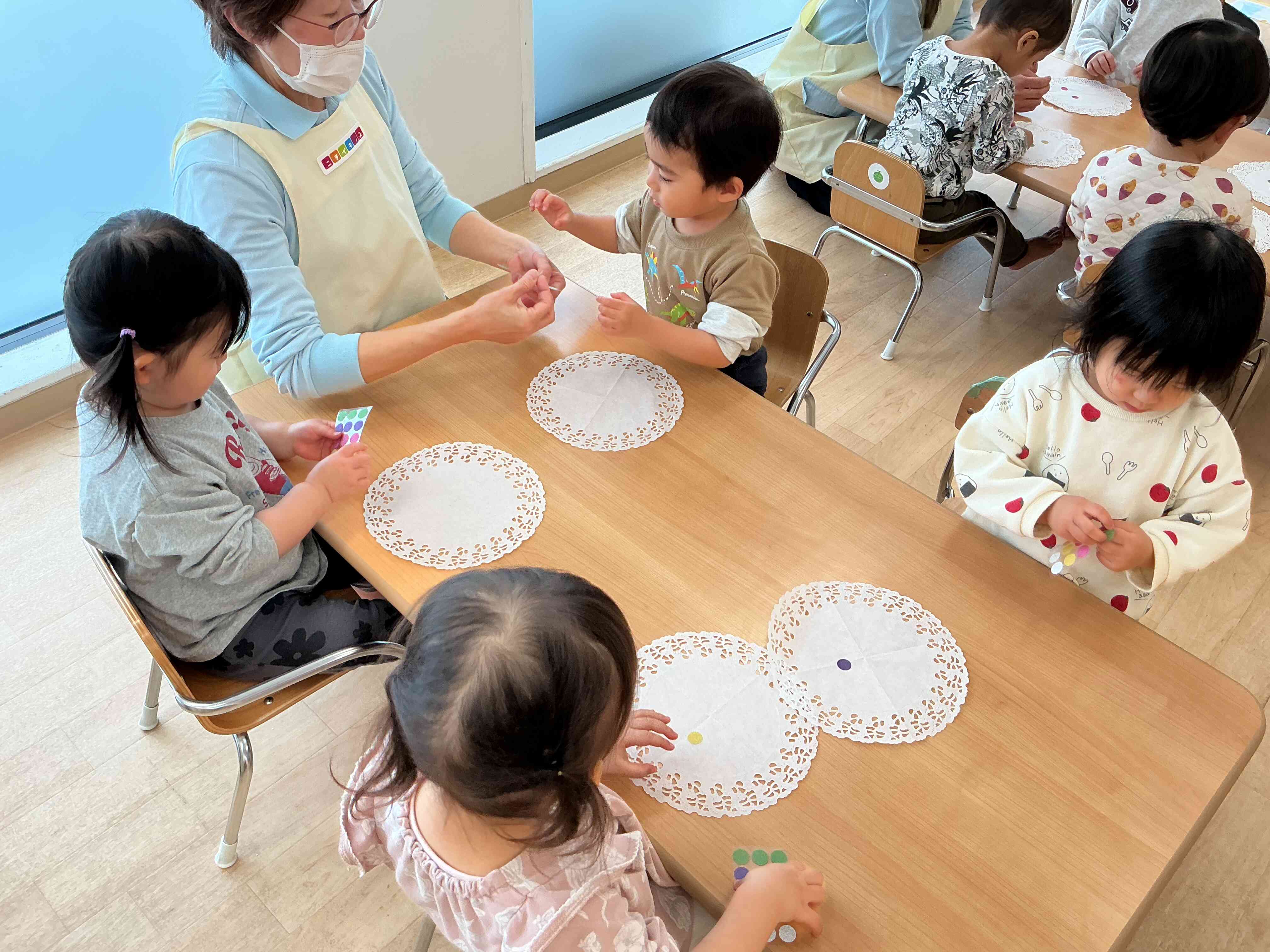 あひる組さんはシールで飾り付け！