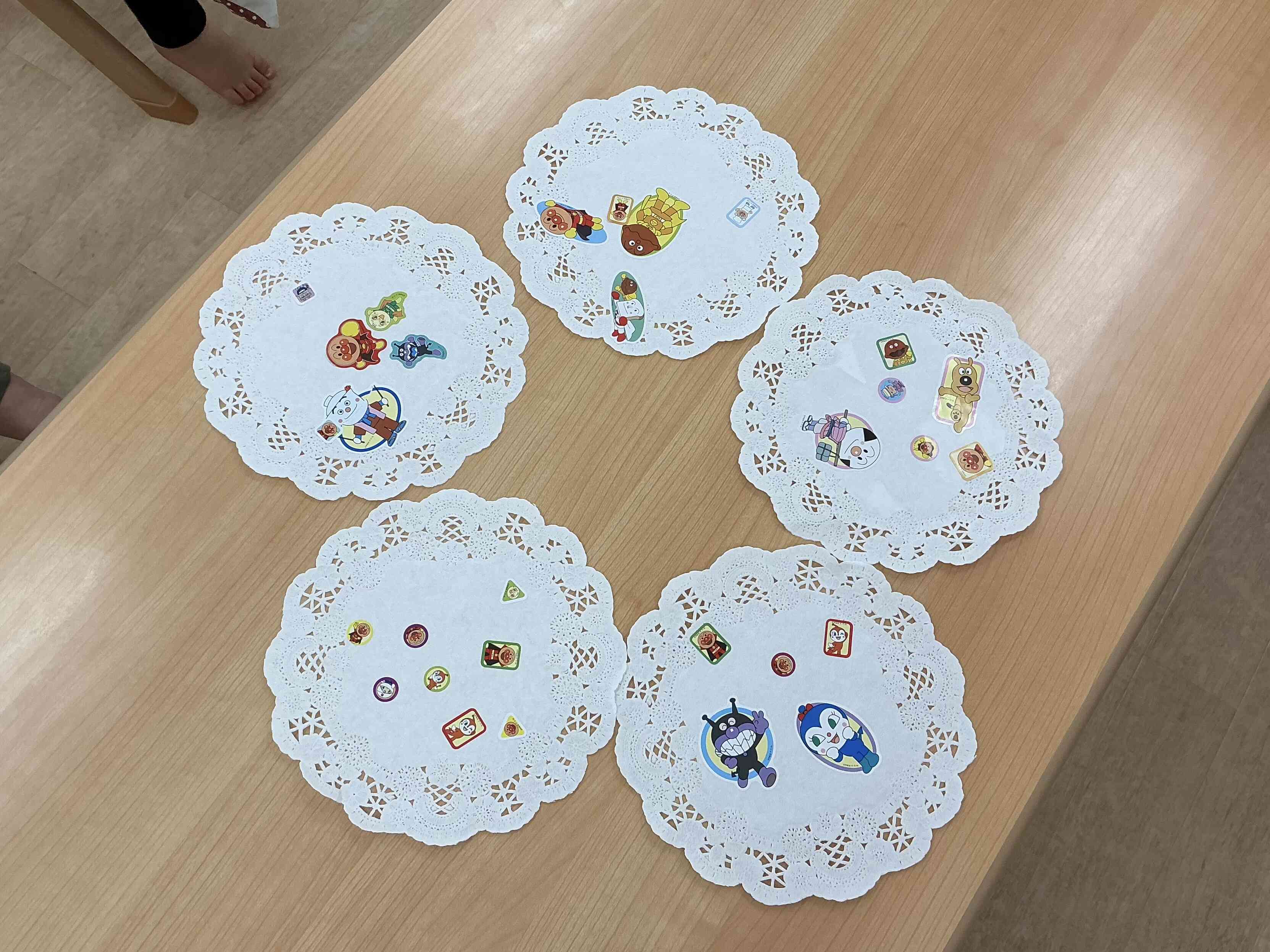 ひよこ組のお友だちもシールで飾りました！