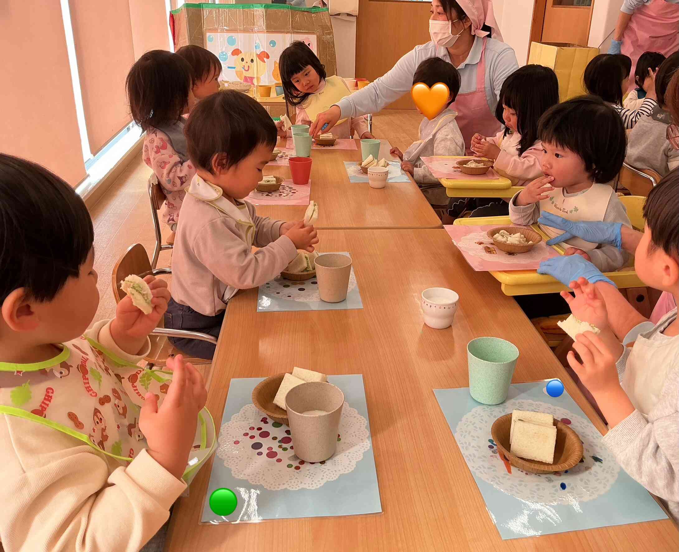 手作りランチョンマットでおやつ食べています‼︎