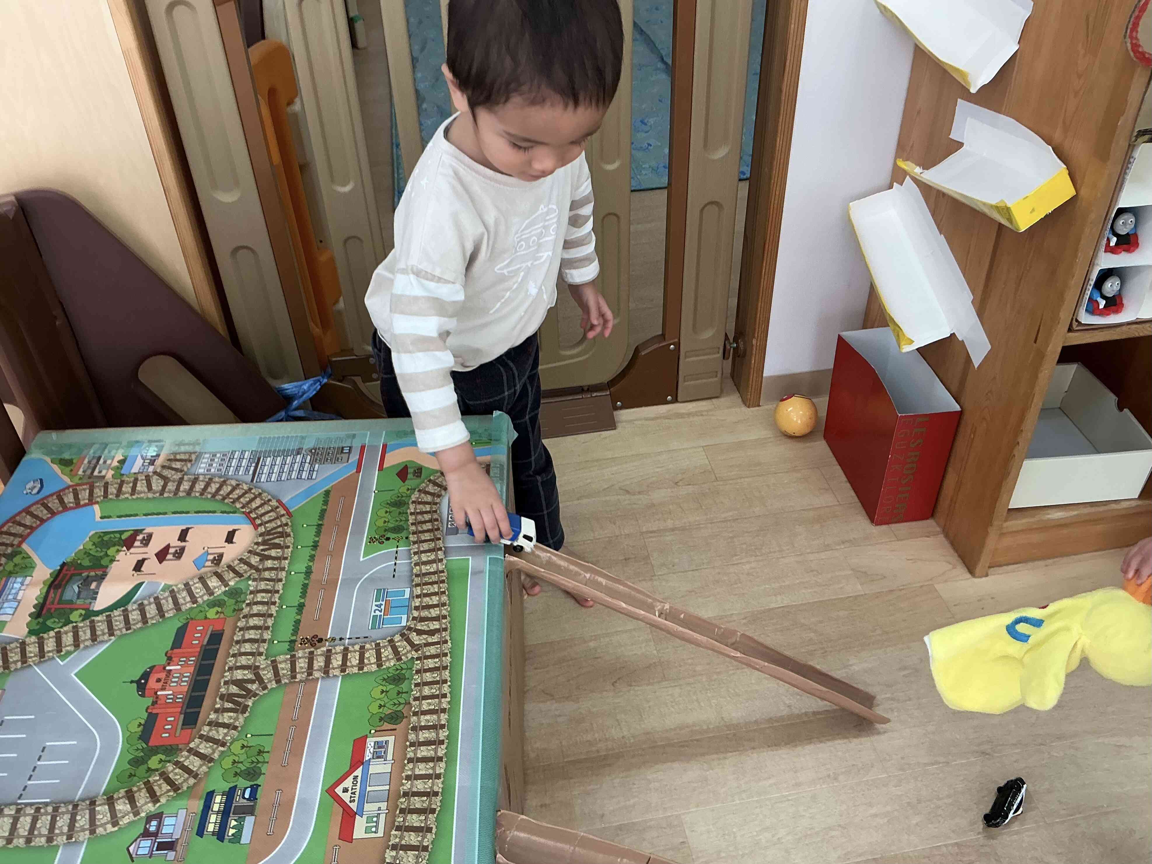 車を「ブーン」と走らせるよ