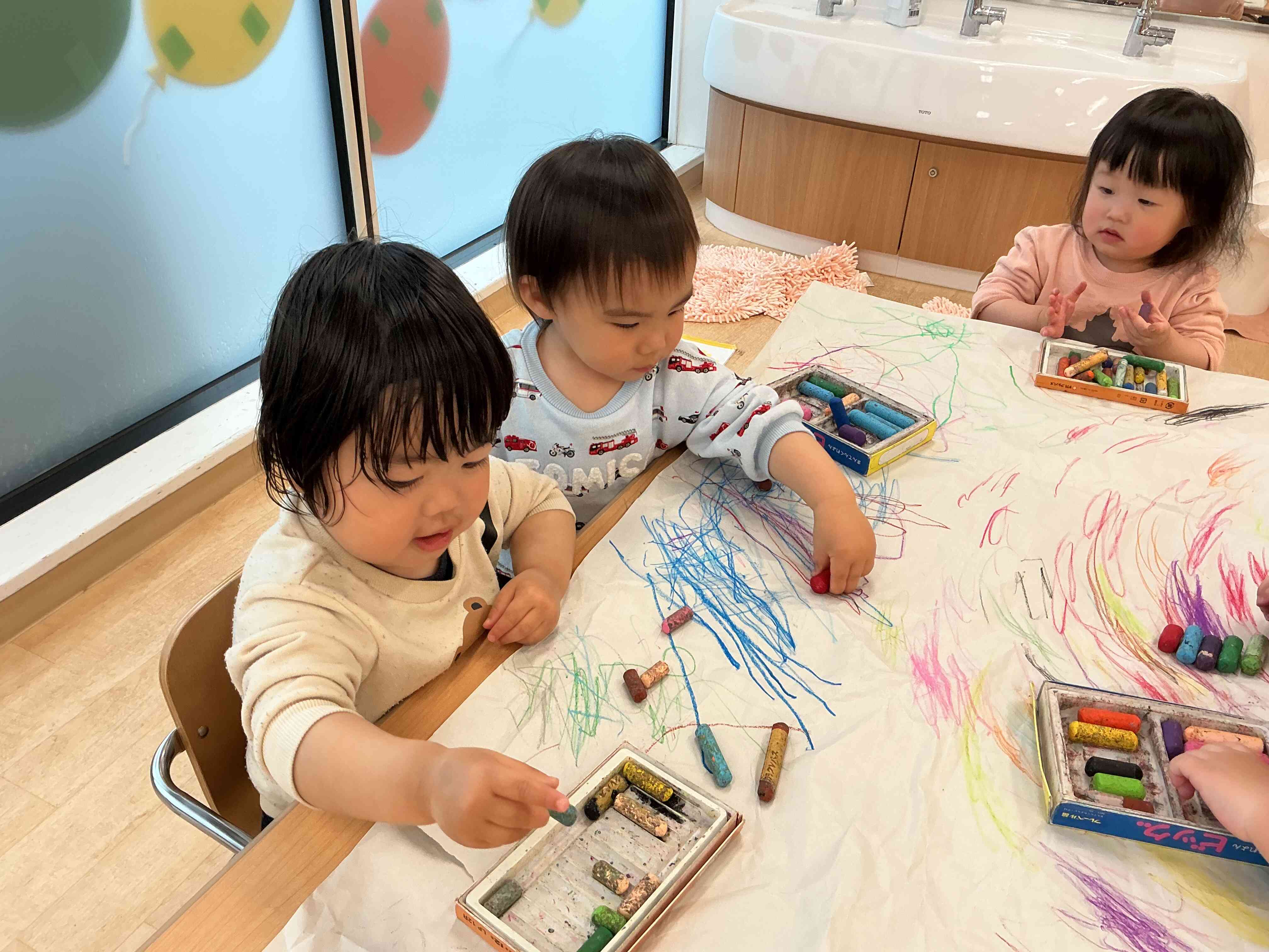 「クレヨン楽しい〜」