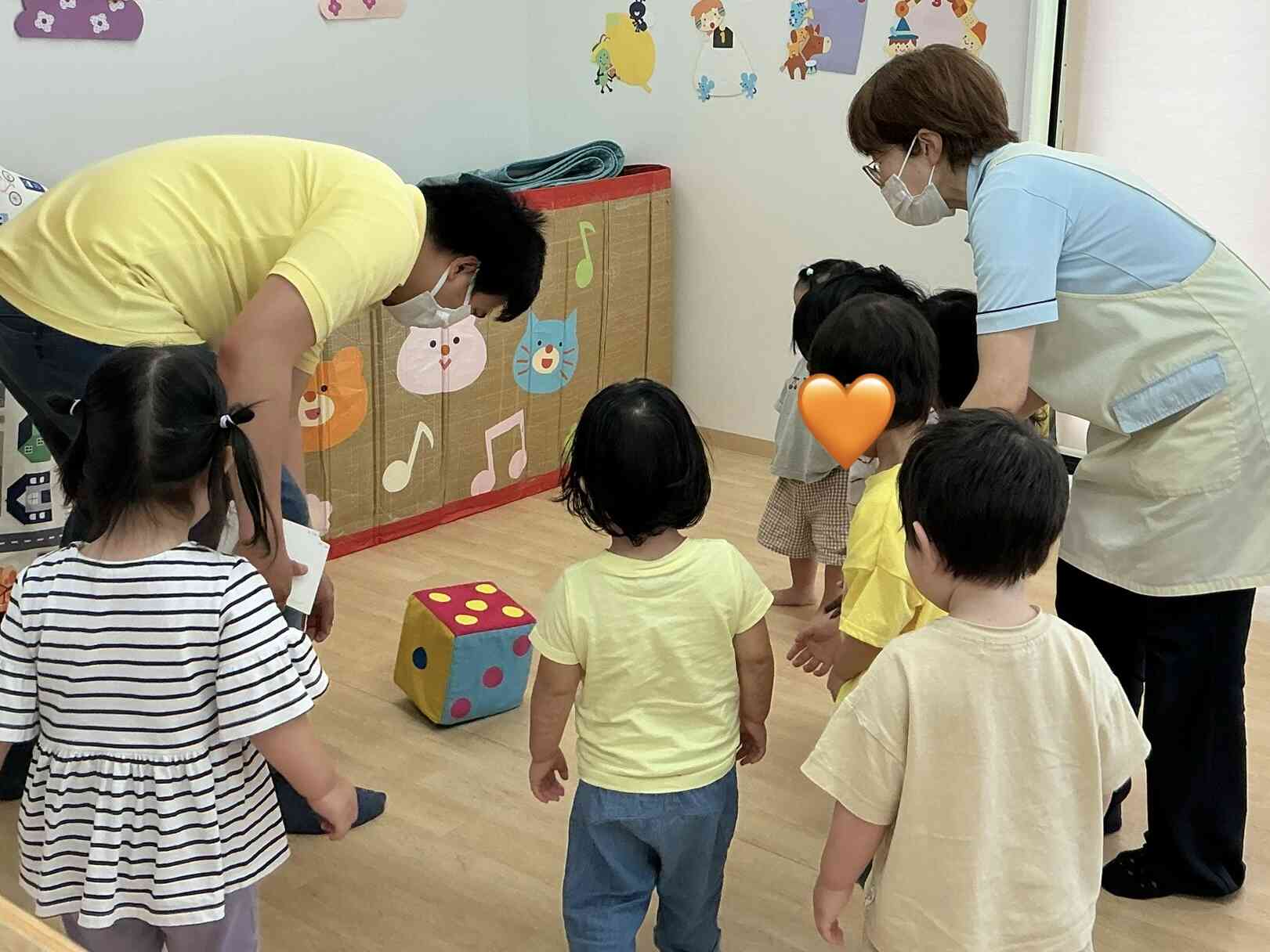 サイコロころころ、数字は何かな？