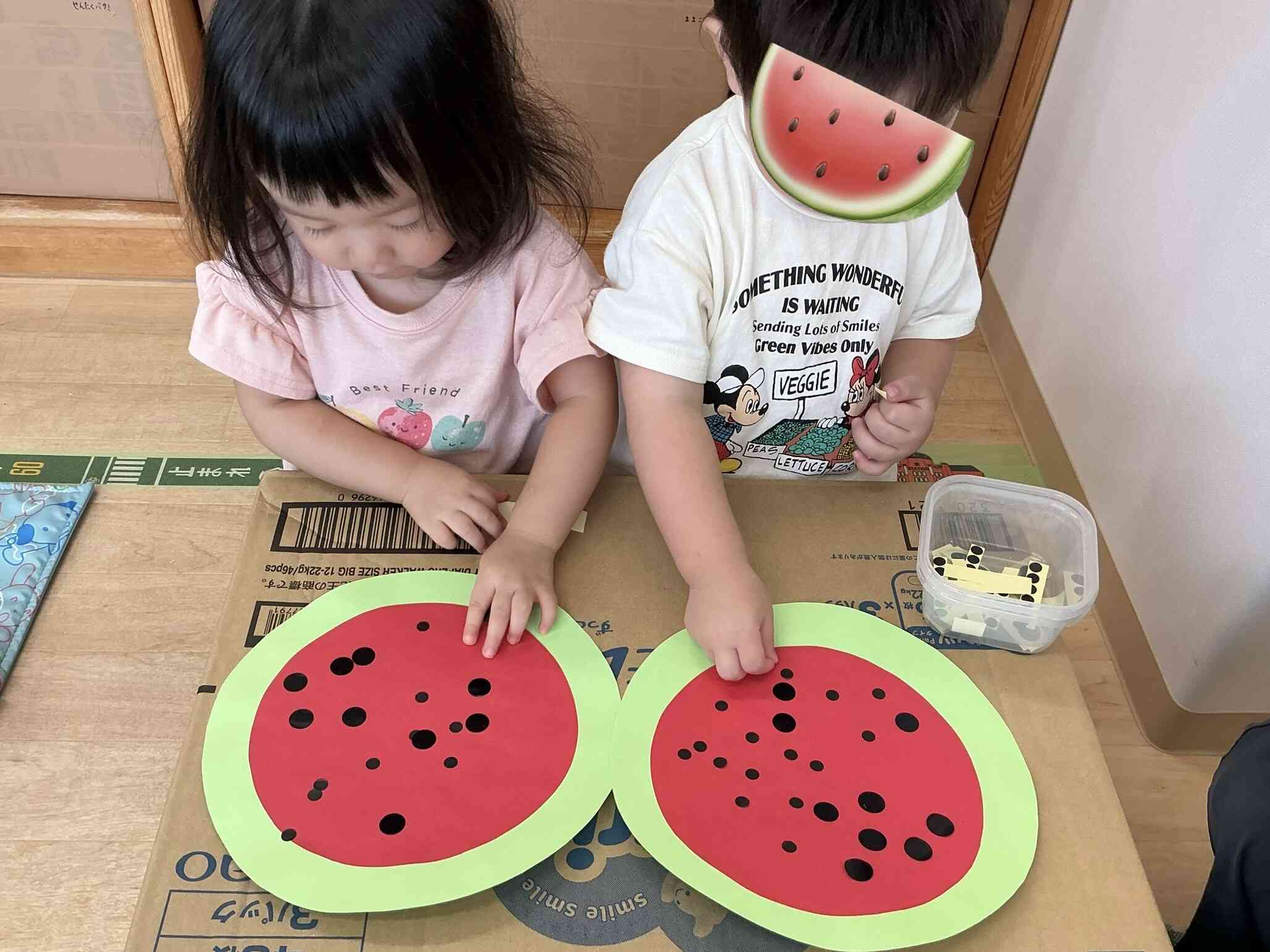 シールをペタペタ、折り紙ビリビリ