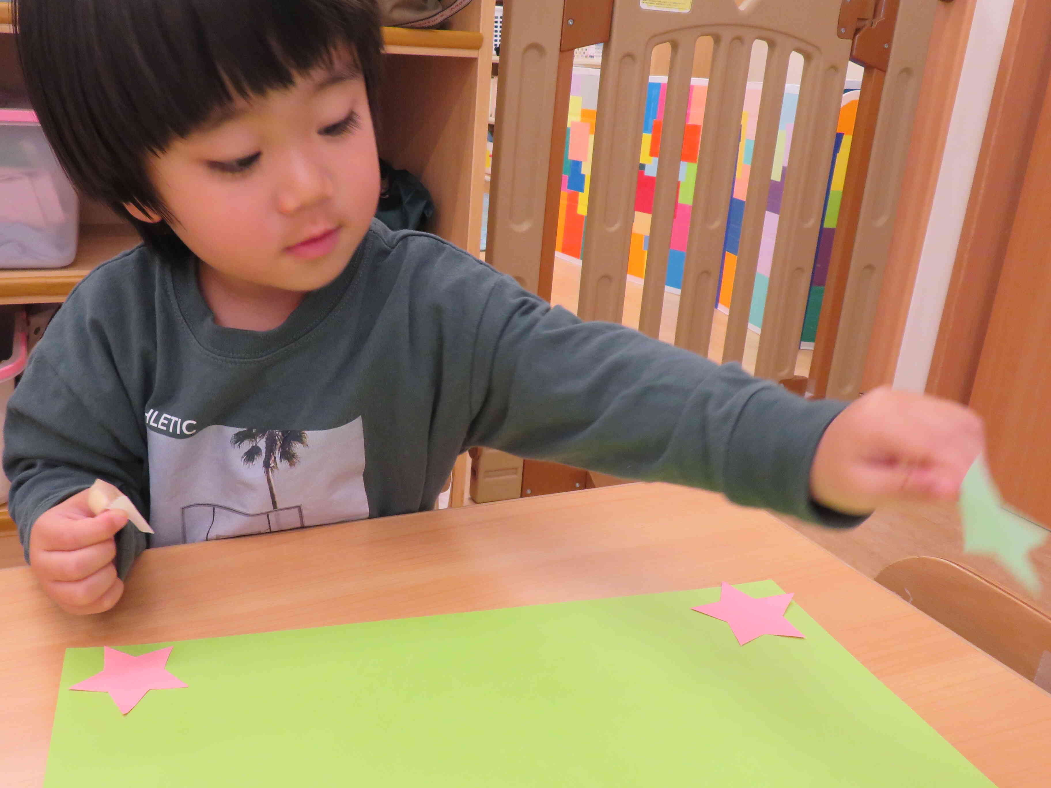シール貼りはお手のものだよ！