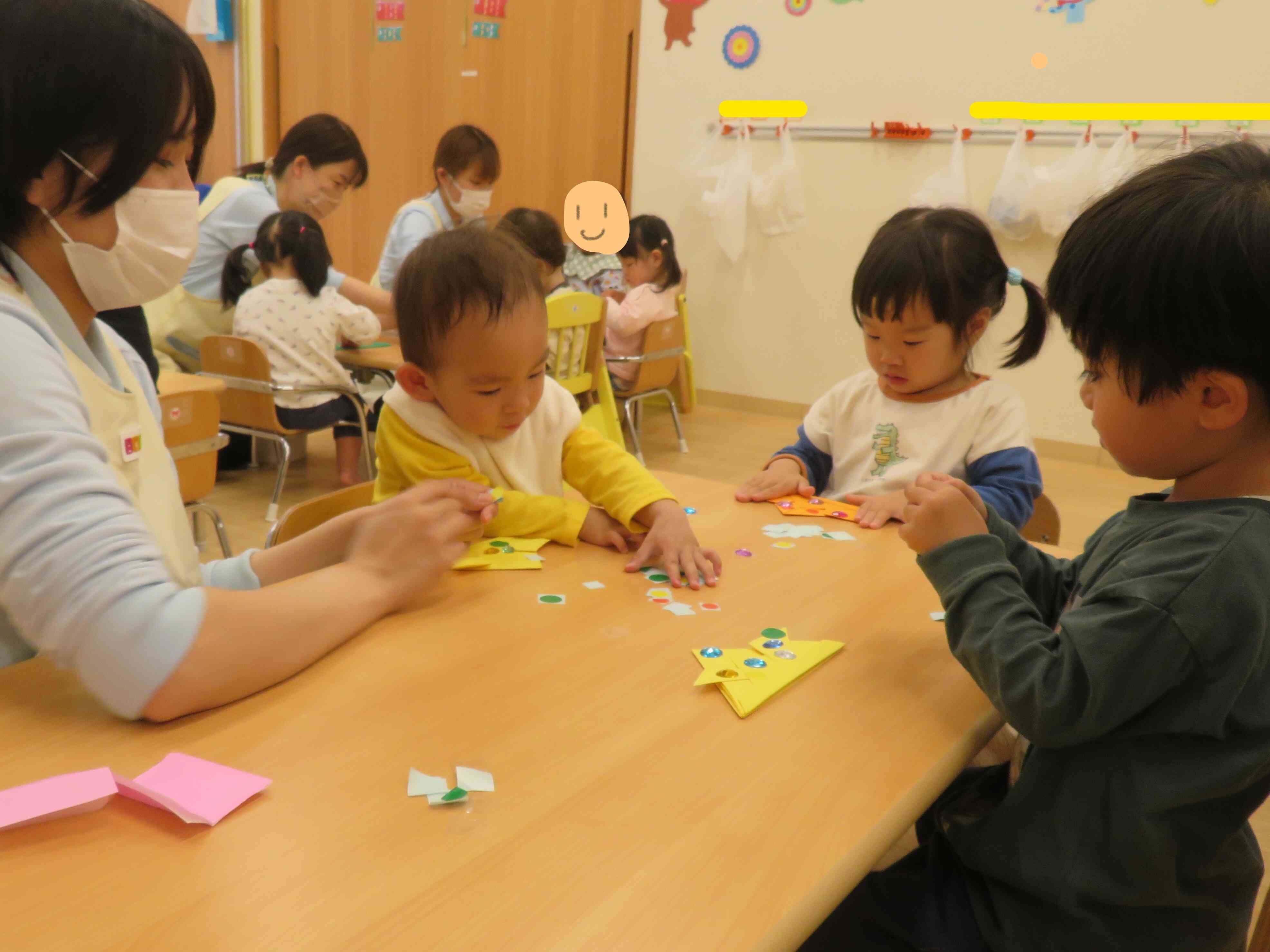 かぶと作りに挑戦！上手にシール貼れるかな？