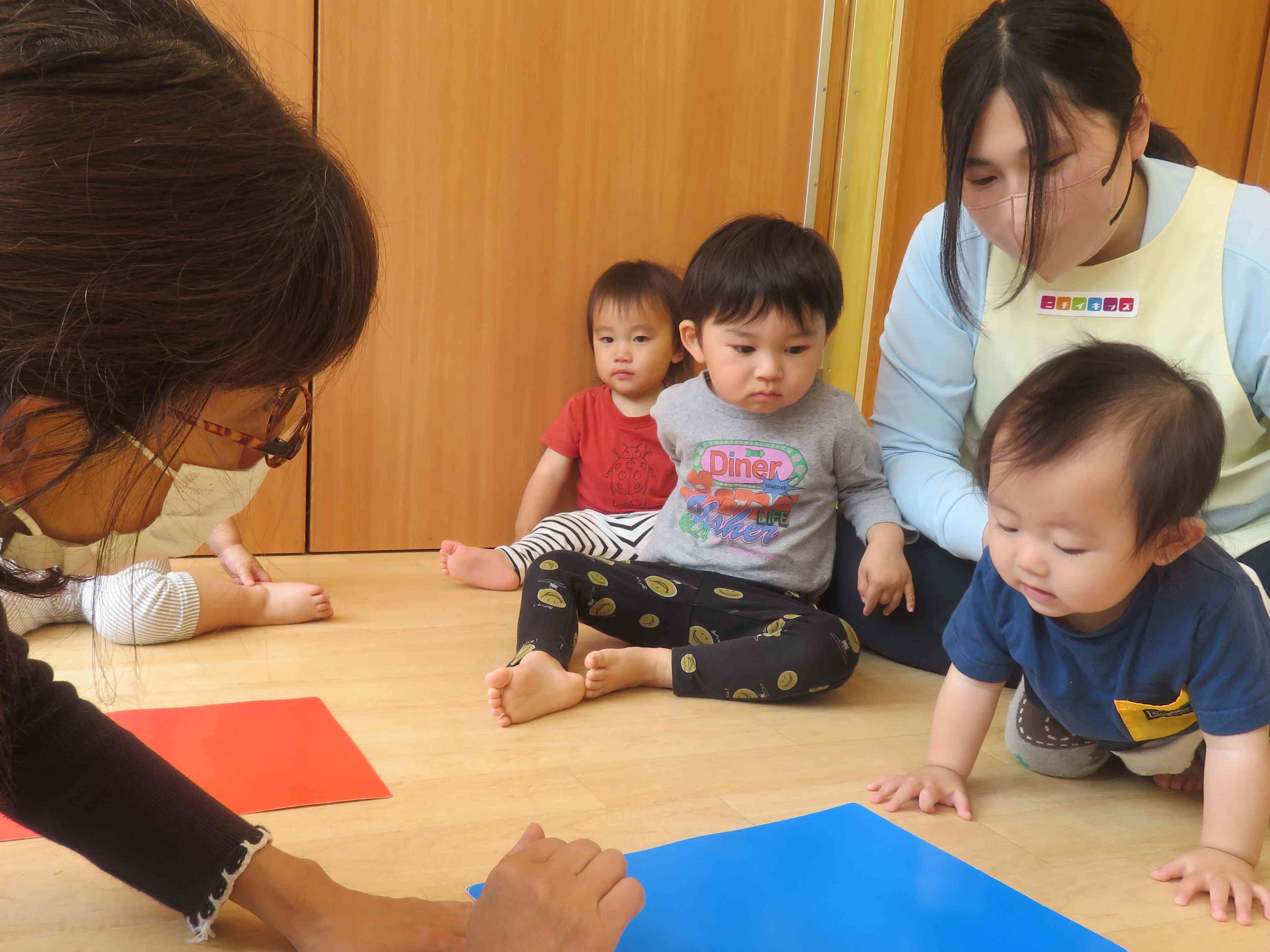 ひよこ組のお友達もやる気満々！「せんせい、みててね！」
