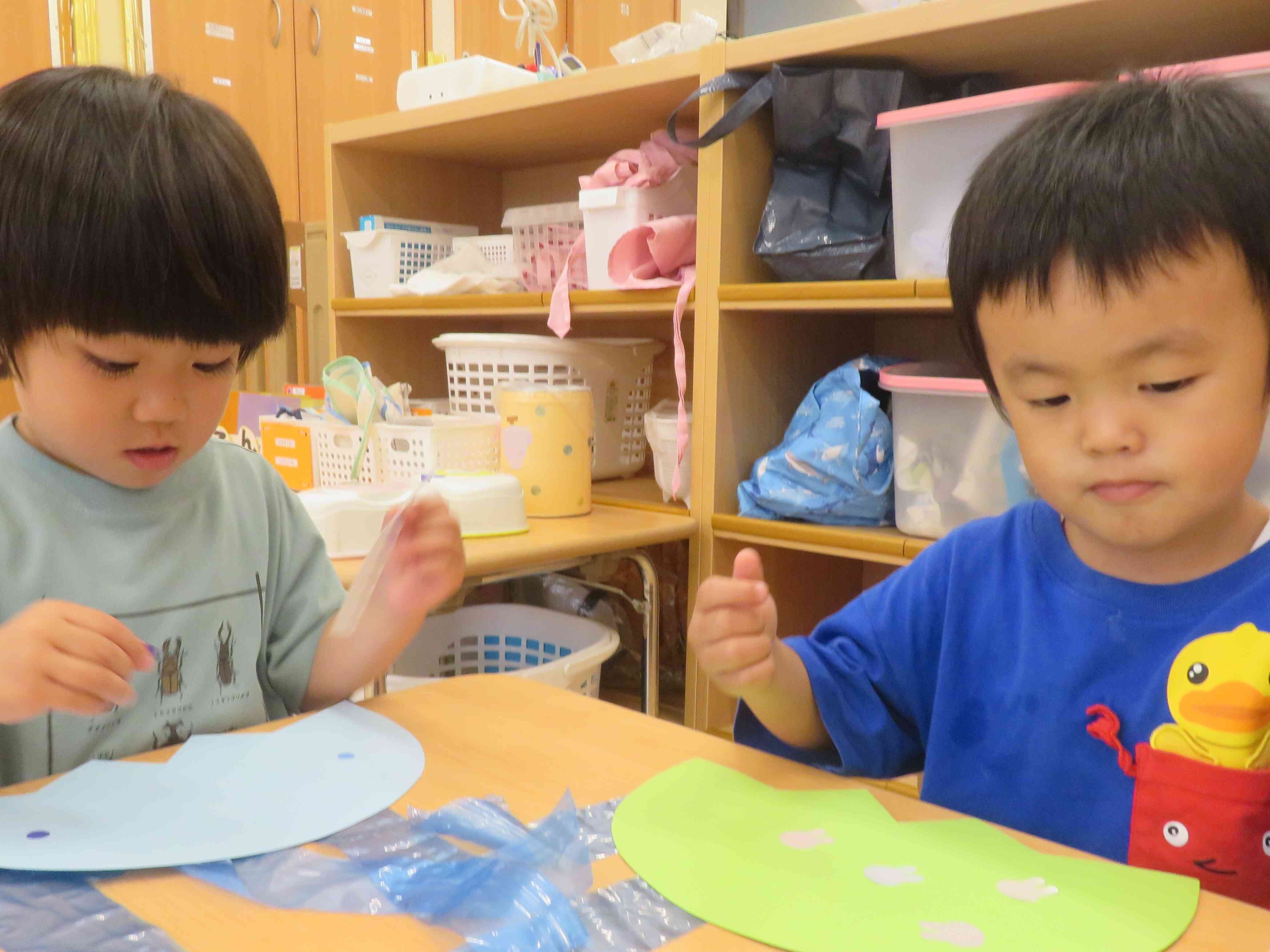 製作遊びに集中！どんな作品が出来上がるかな？