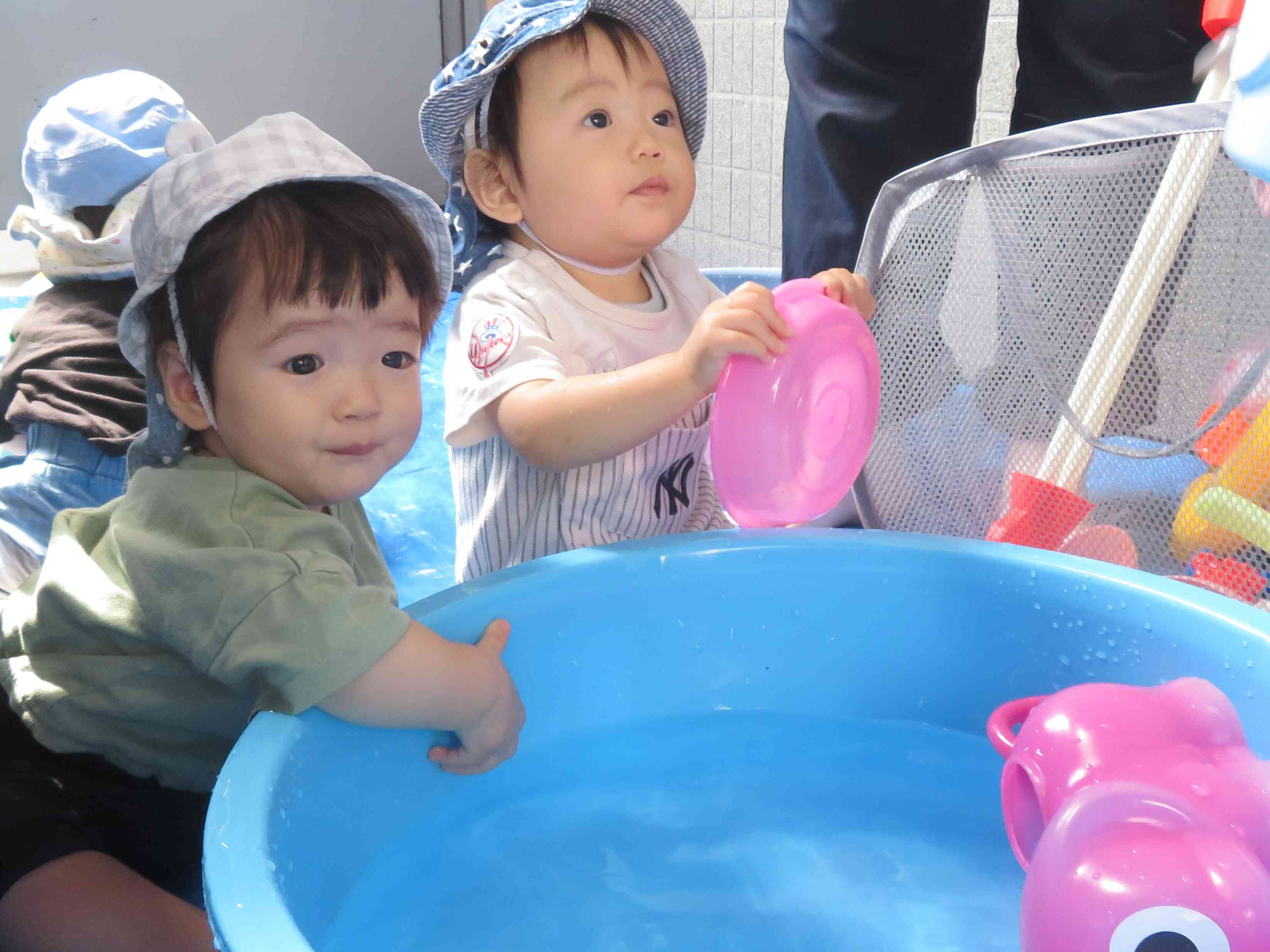 初めての水遊び！とっても気持ち良い～♪