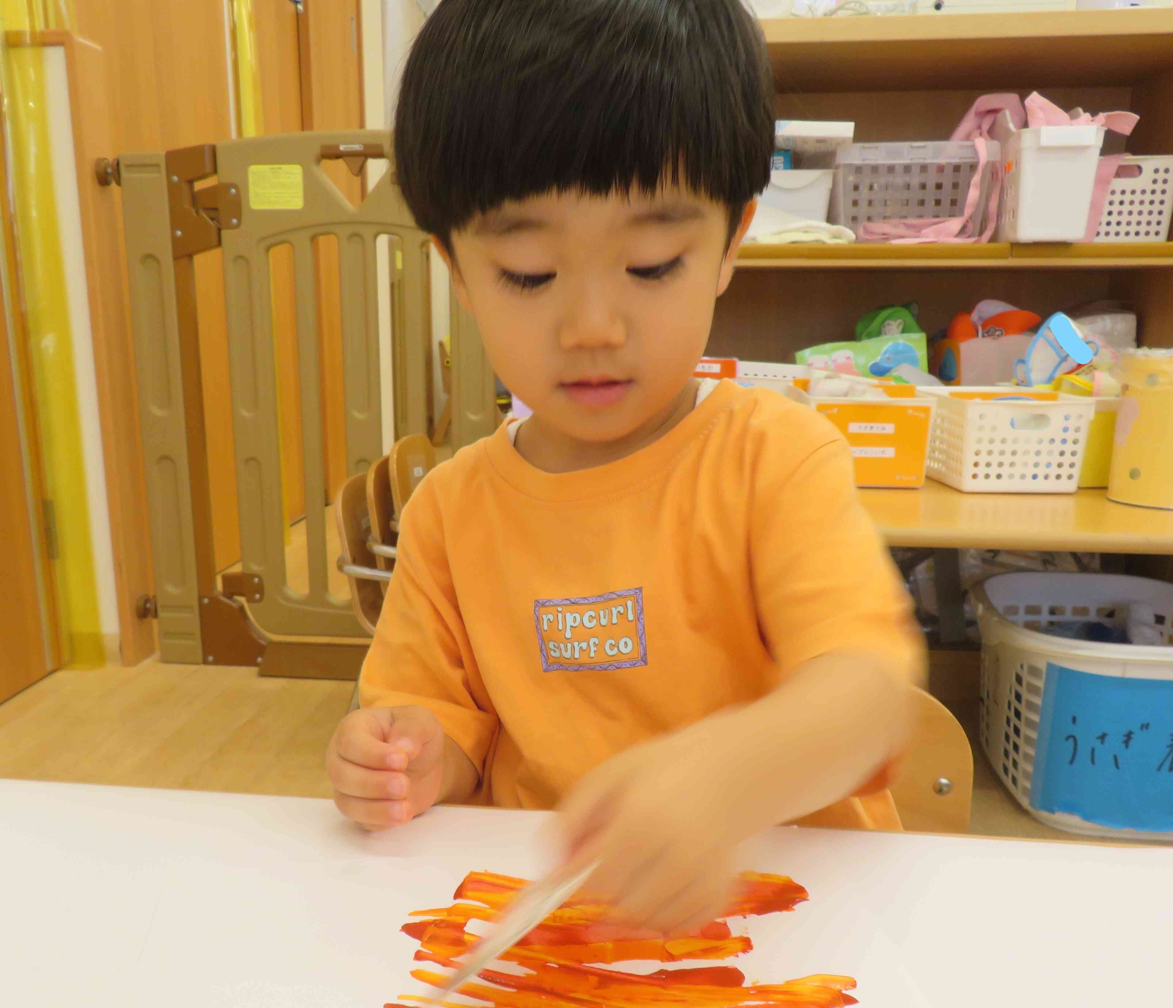 2歳児うさぎ組　10月製作「りんご」