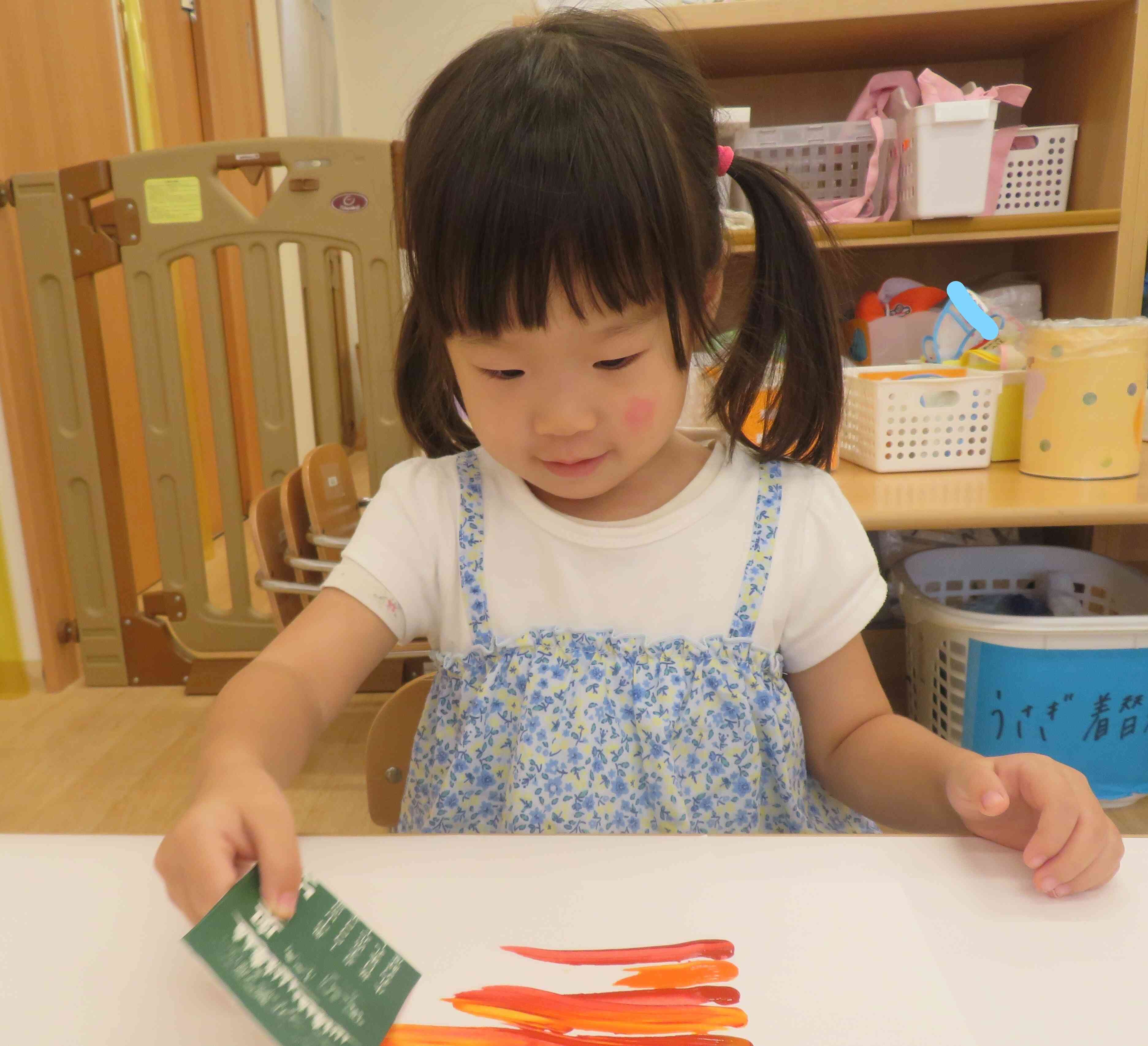 絵の具と牛乳パックを使って…