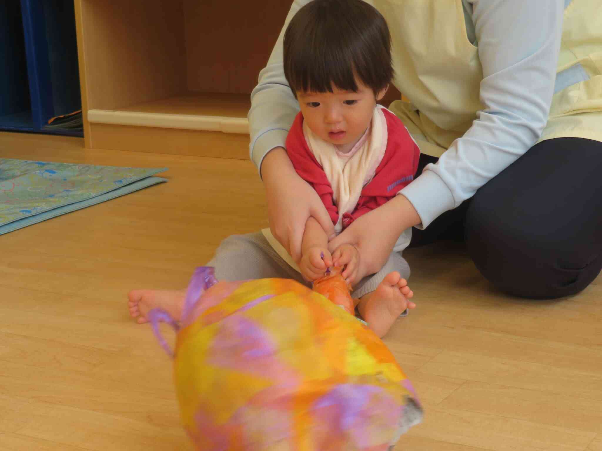 風船をえいっ！中身は何かな？