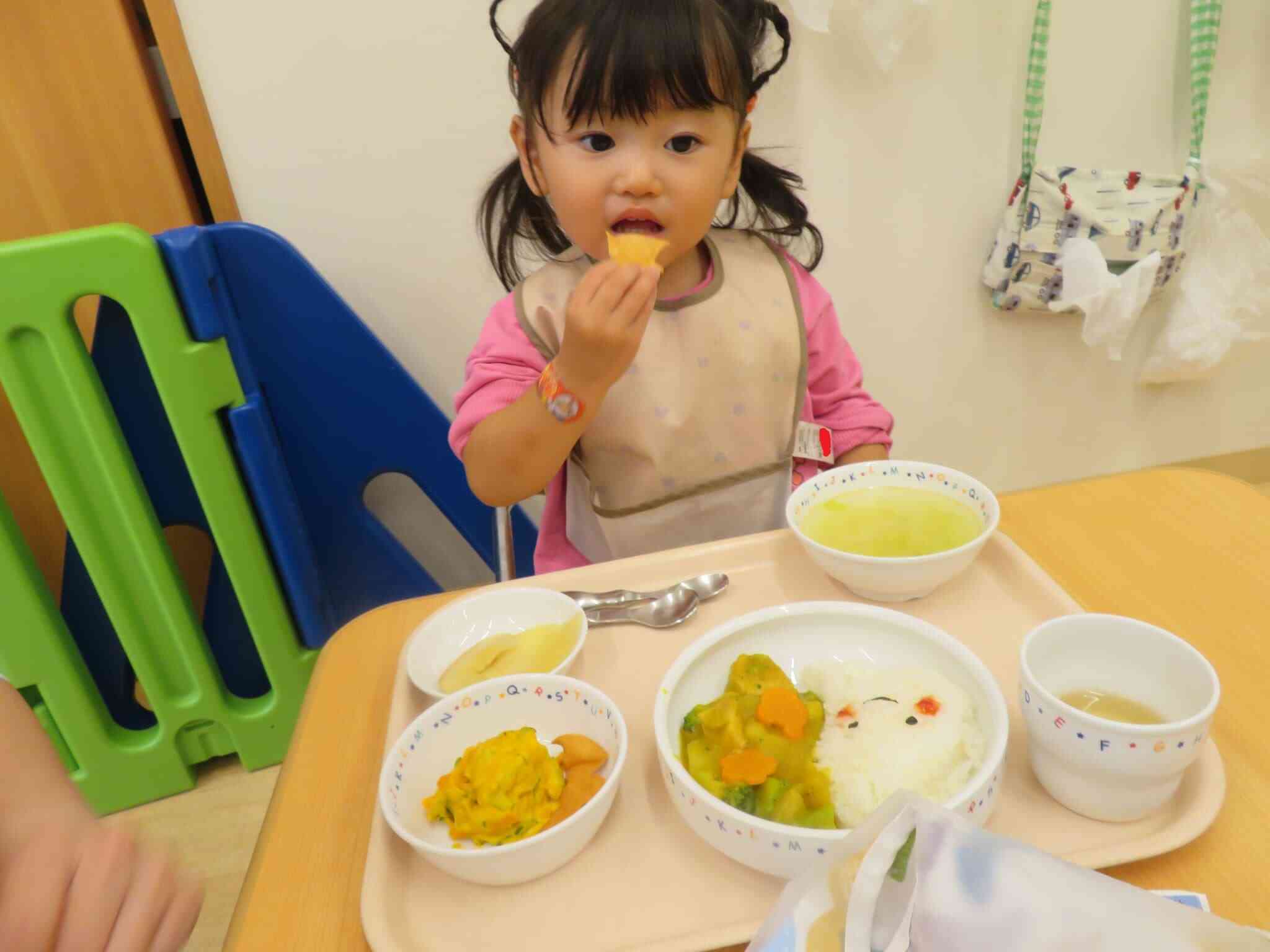 給食はおばけカレー☆食べるのがもったいないね！