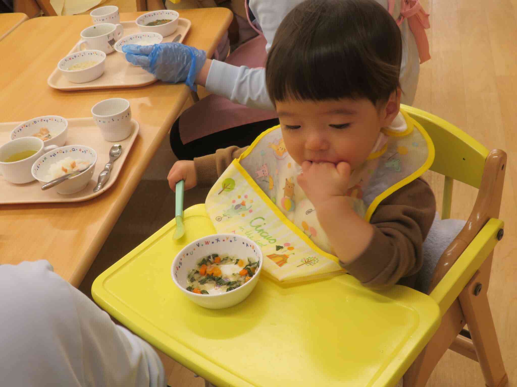 ひよこ組のお友だちは手づかみとスプーンで♬
