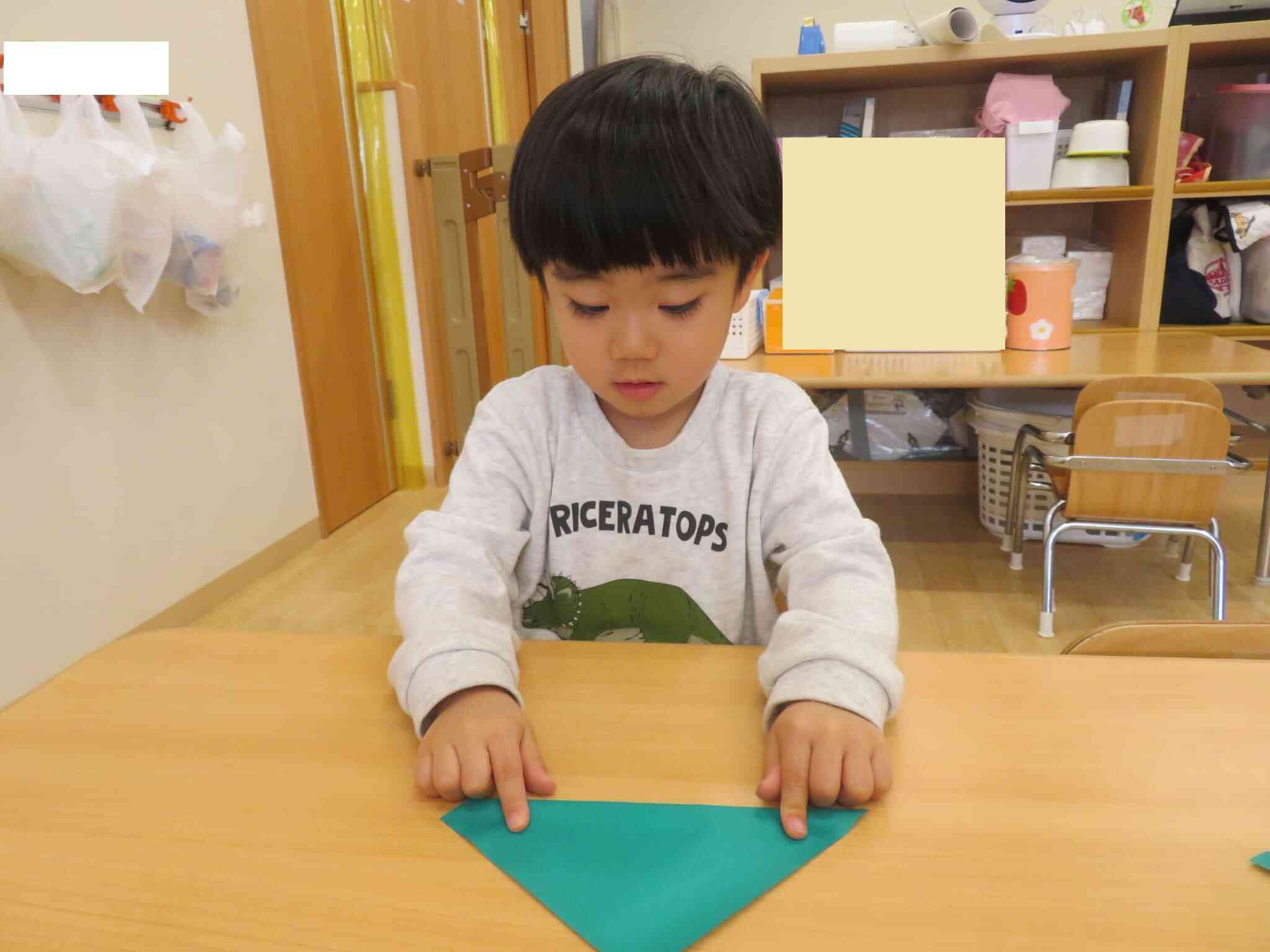 2歳児うさぎ組　12月製作「クリスマスツリー」