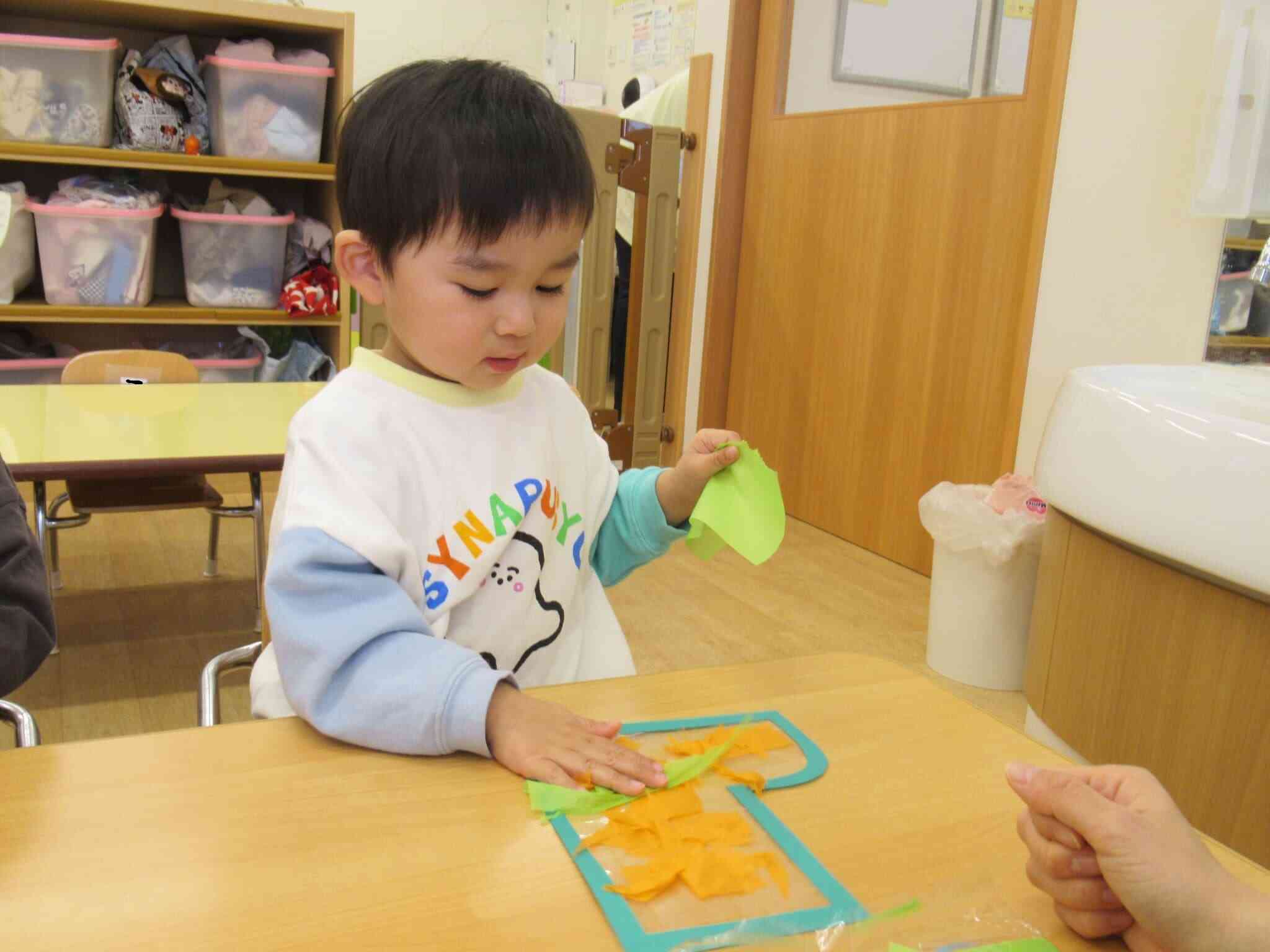 1歳児あひる組　12月製作「クリスマスの靴下」