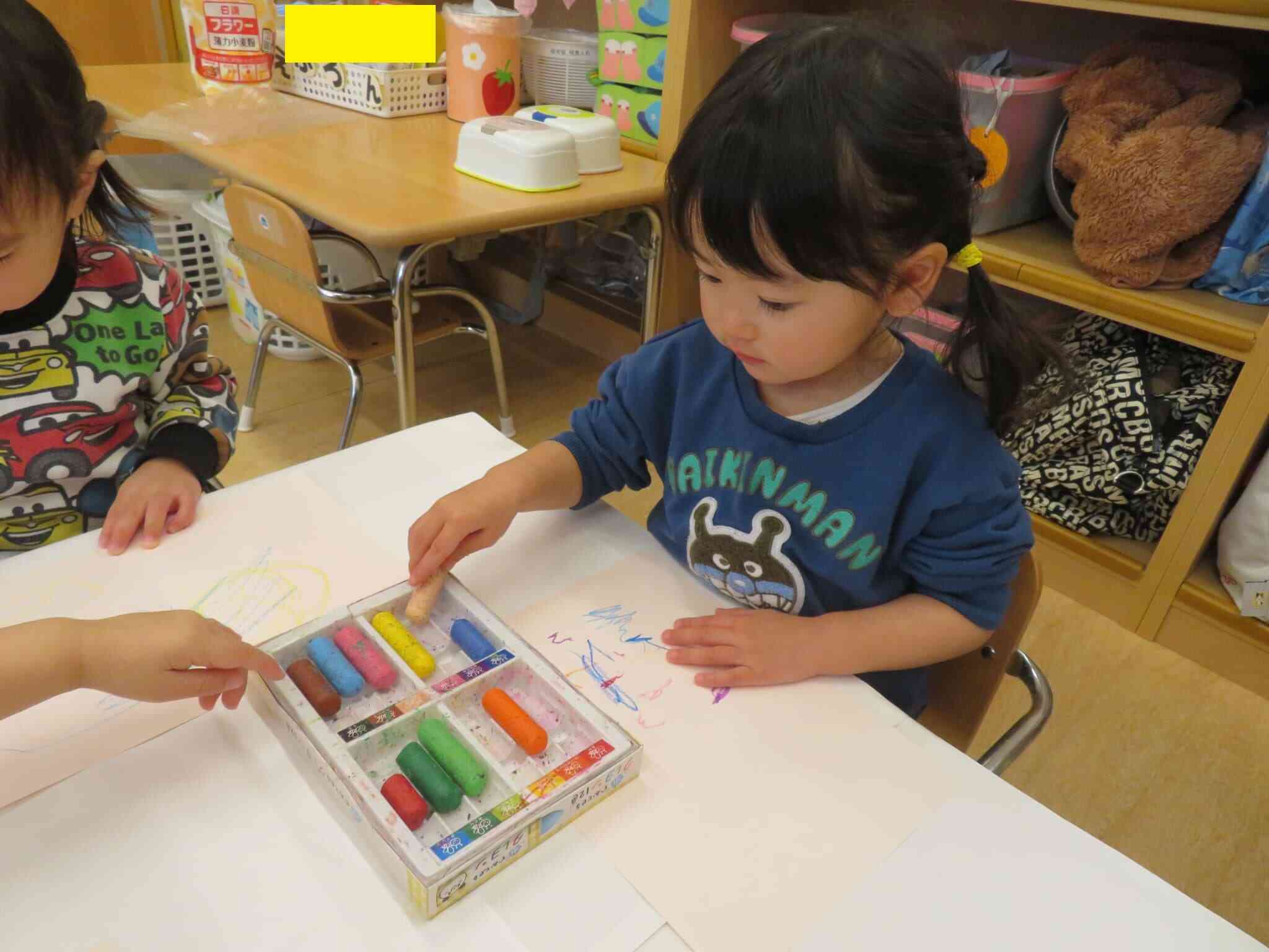 使ったクレヨンは一つずつ箱にしまって…