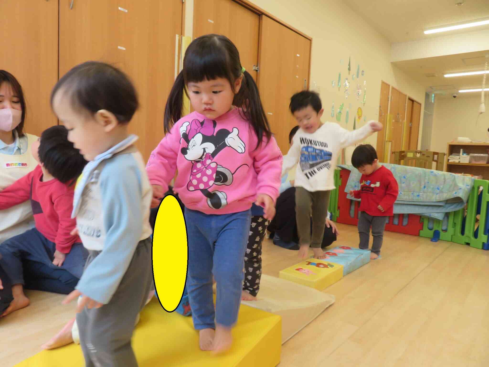 お部屋で運動遊びをしました！