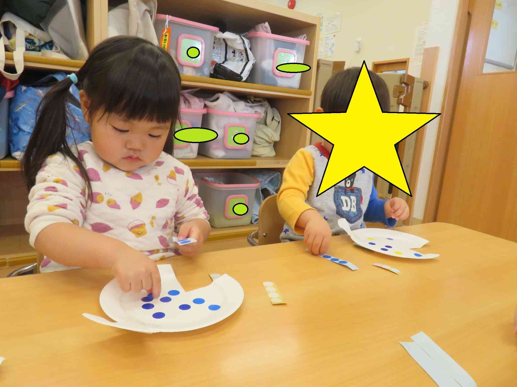 大好きなシール貼りをします！