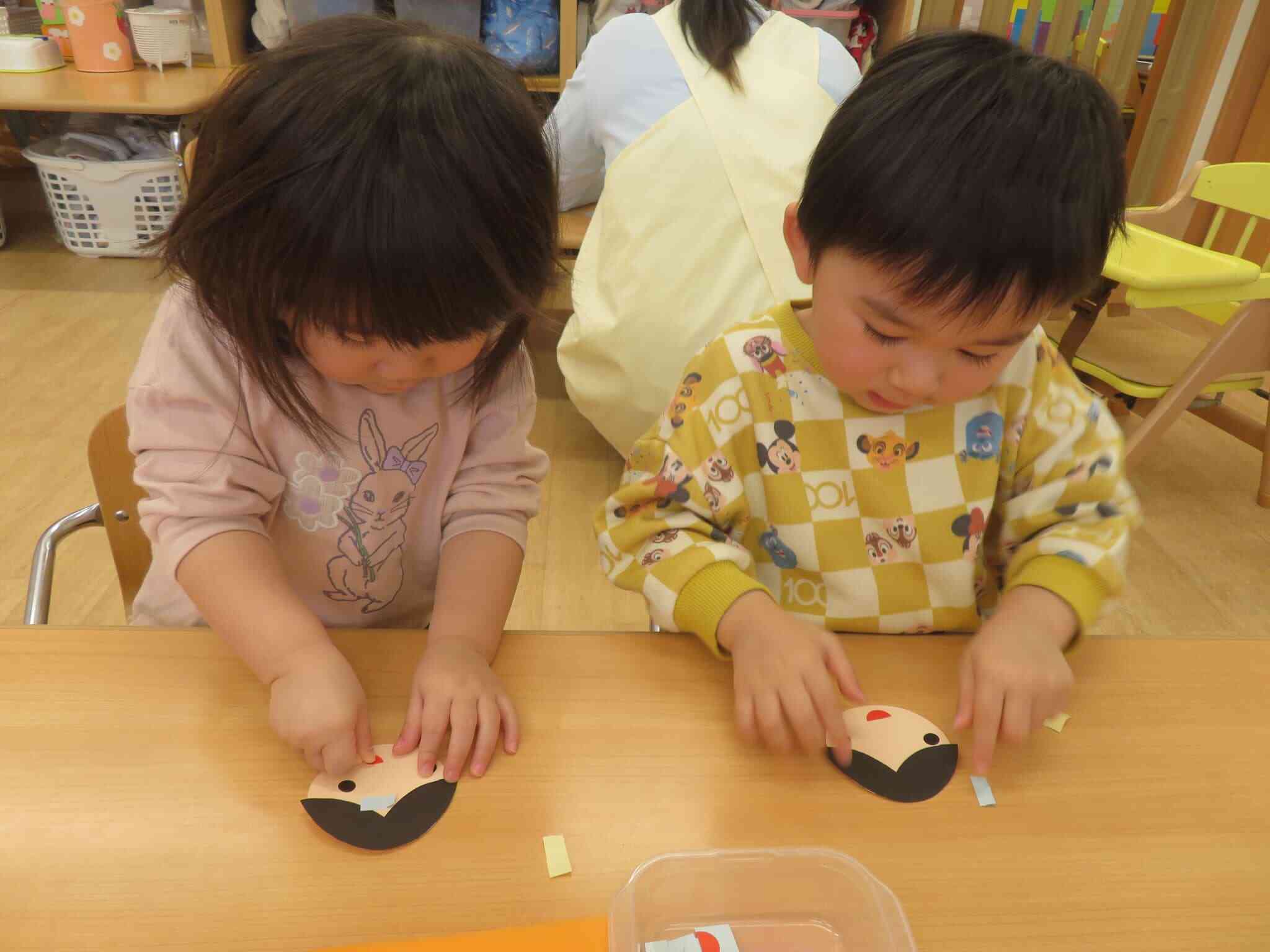 1歳児あひる組 3月製作「ひなかざり」