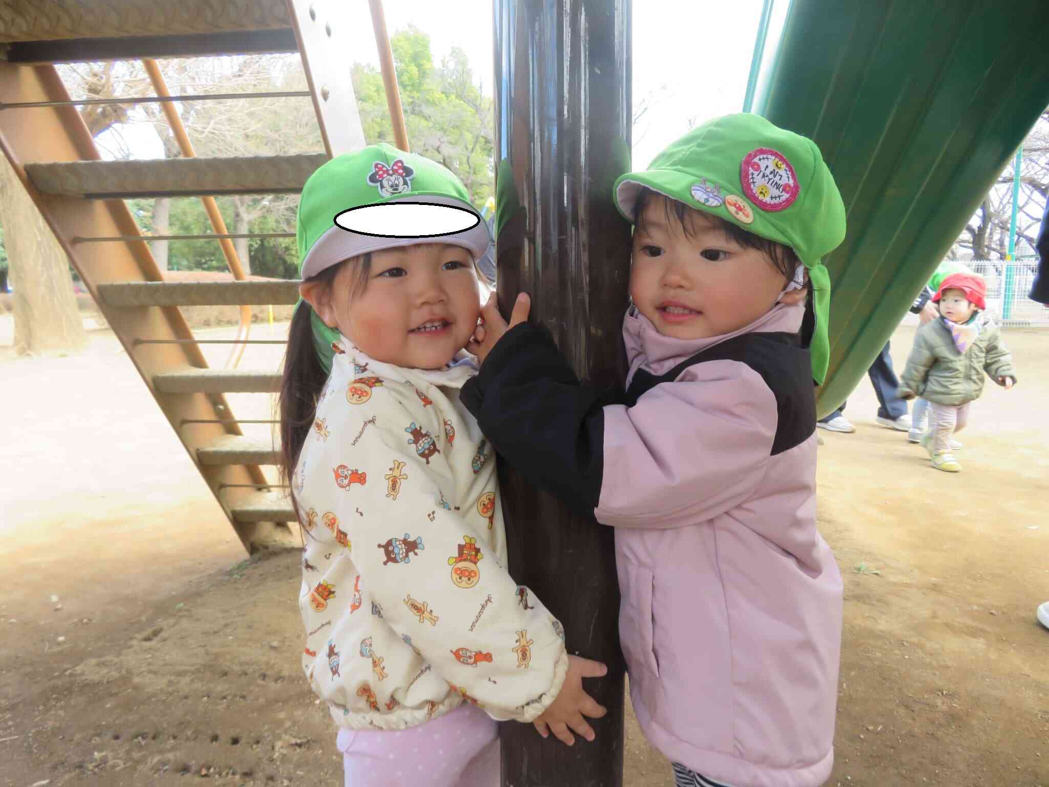 遊具の下でかくれんぼをしました♬