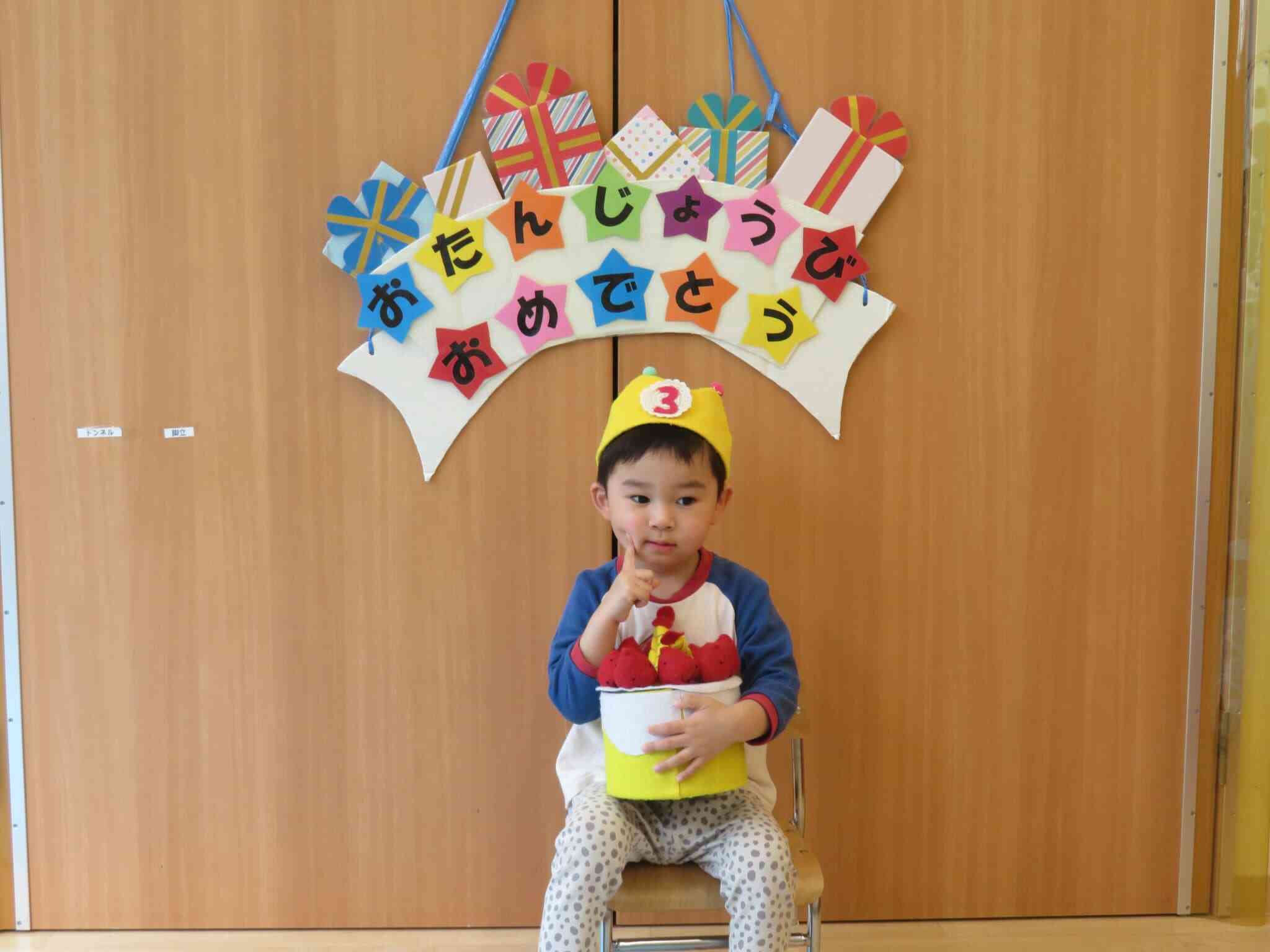 王冠とケーキを持ってぱしゃり☆
