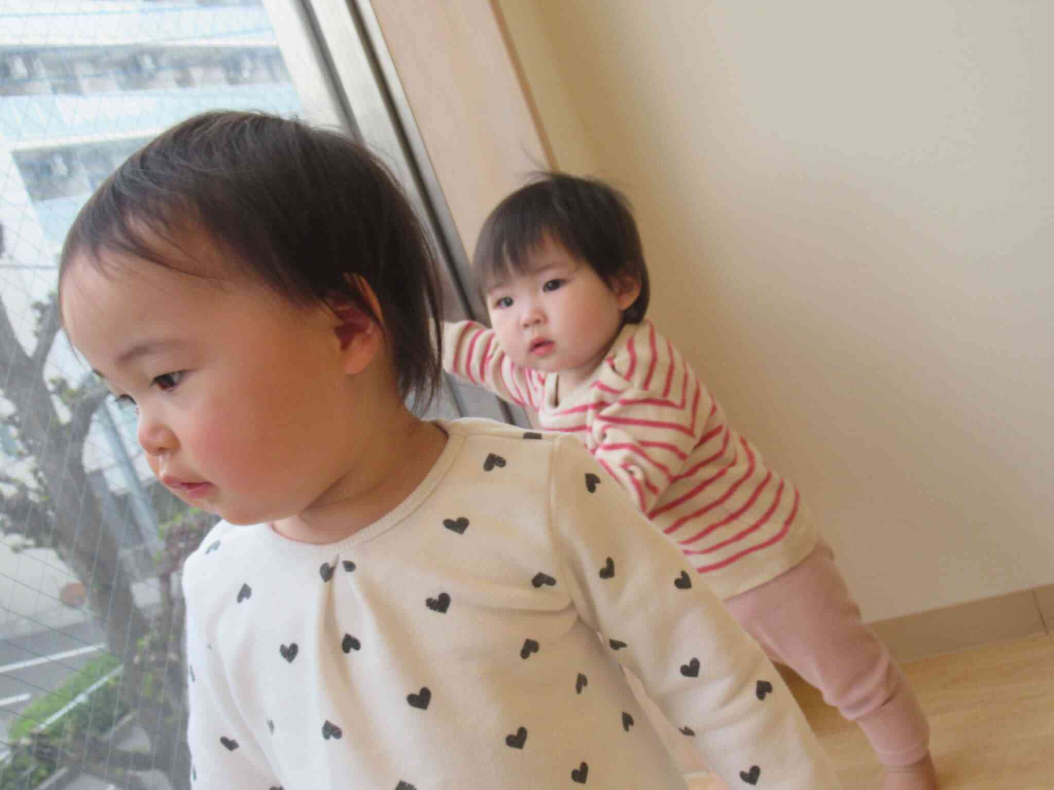 外の景色に興味津々です。