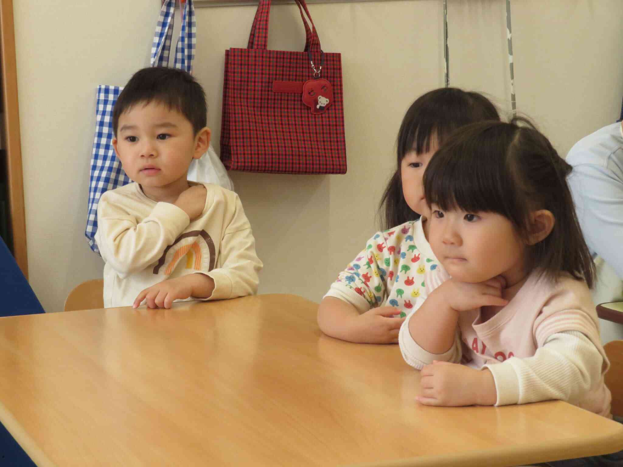 真剣に先生のお話しを聞いています★