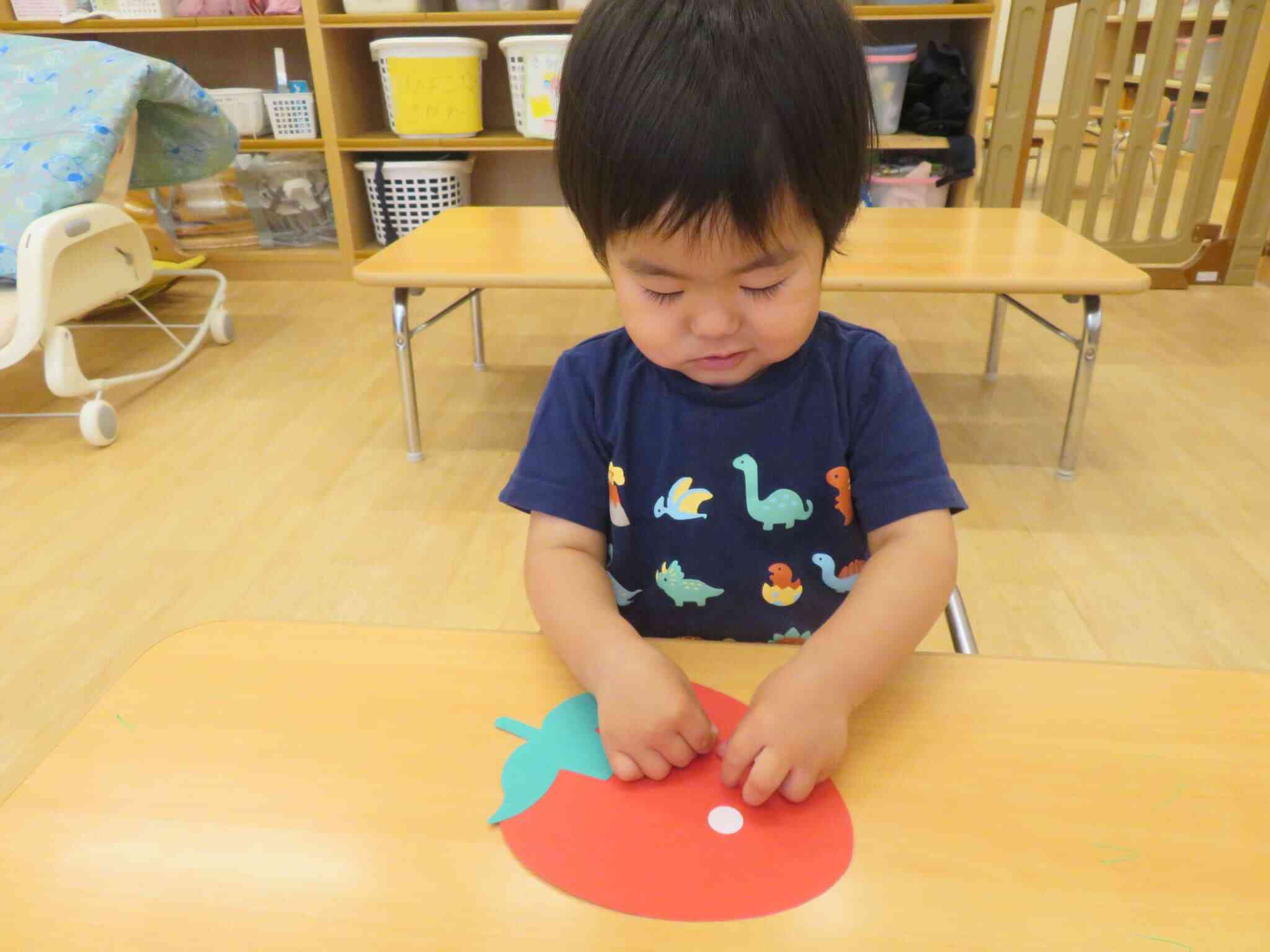 集中してシール貼りをしています！