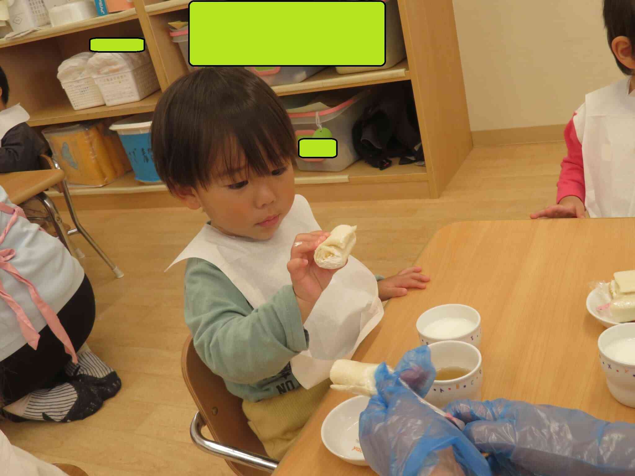 おやつはロールケーキ♬