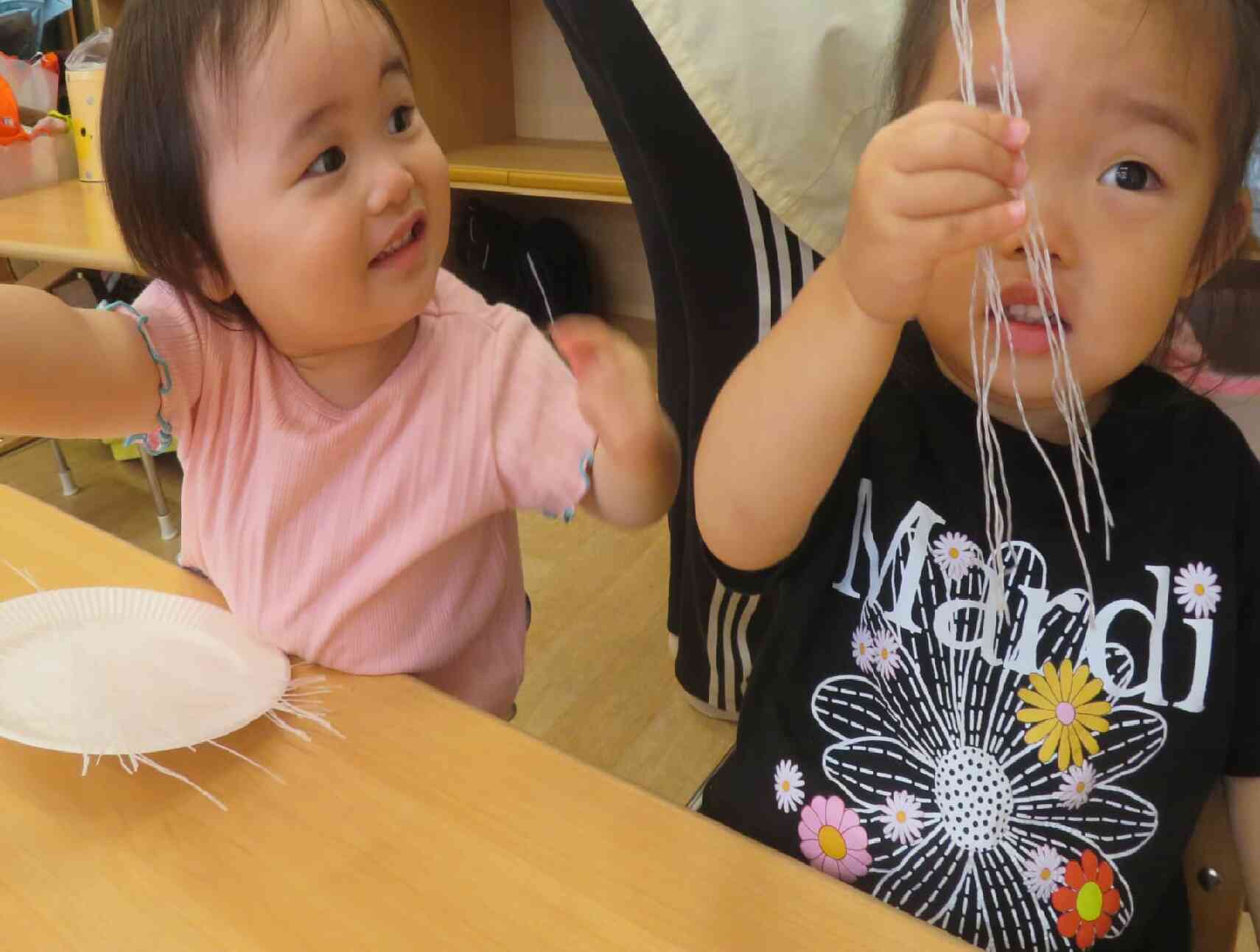 1歳児あひる組☆おもいっきり保育～春雨で感触遊び！～