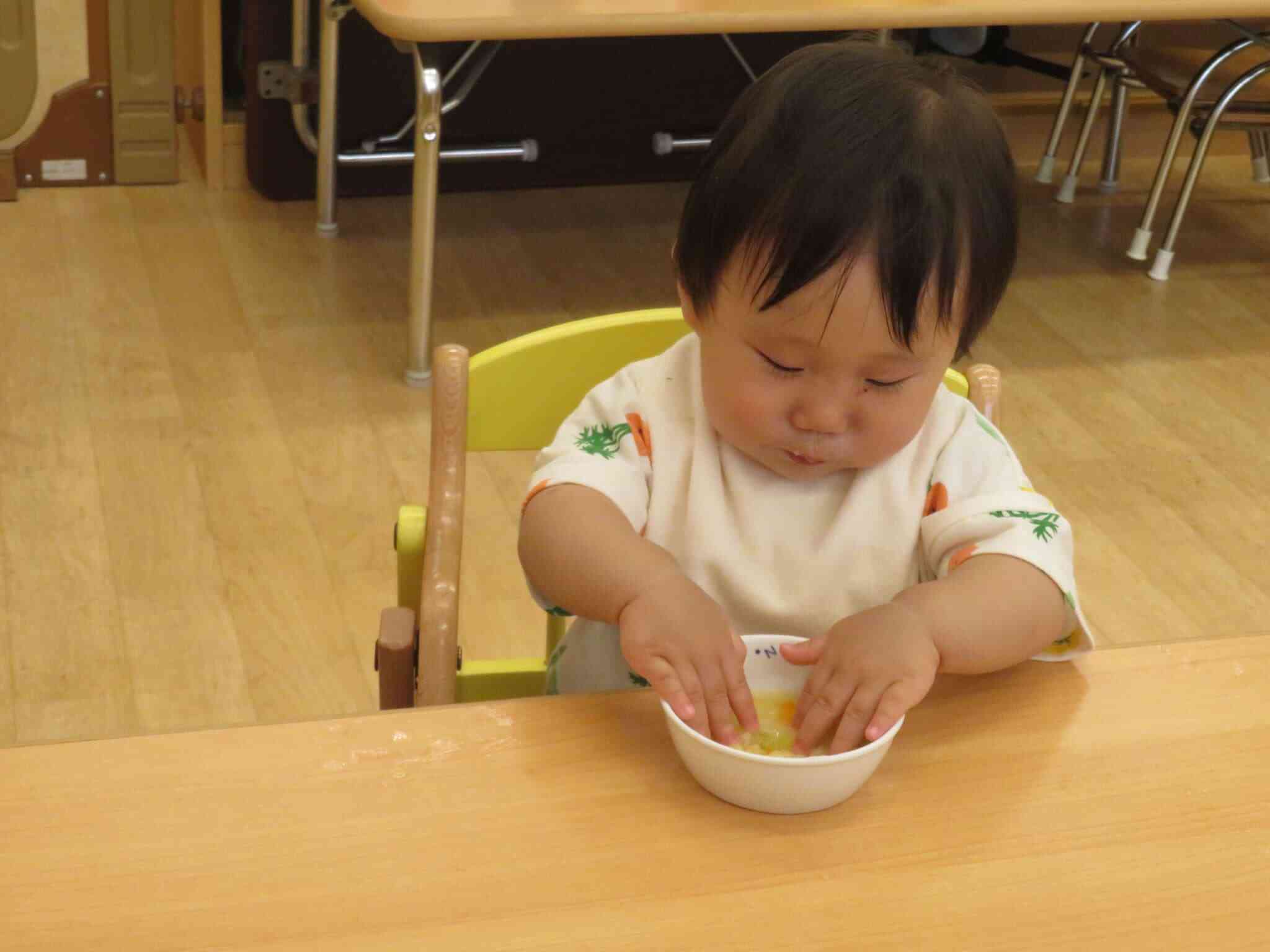 手づかみ食べにも挑戦!
