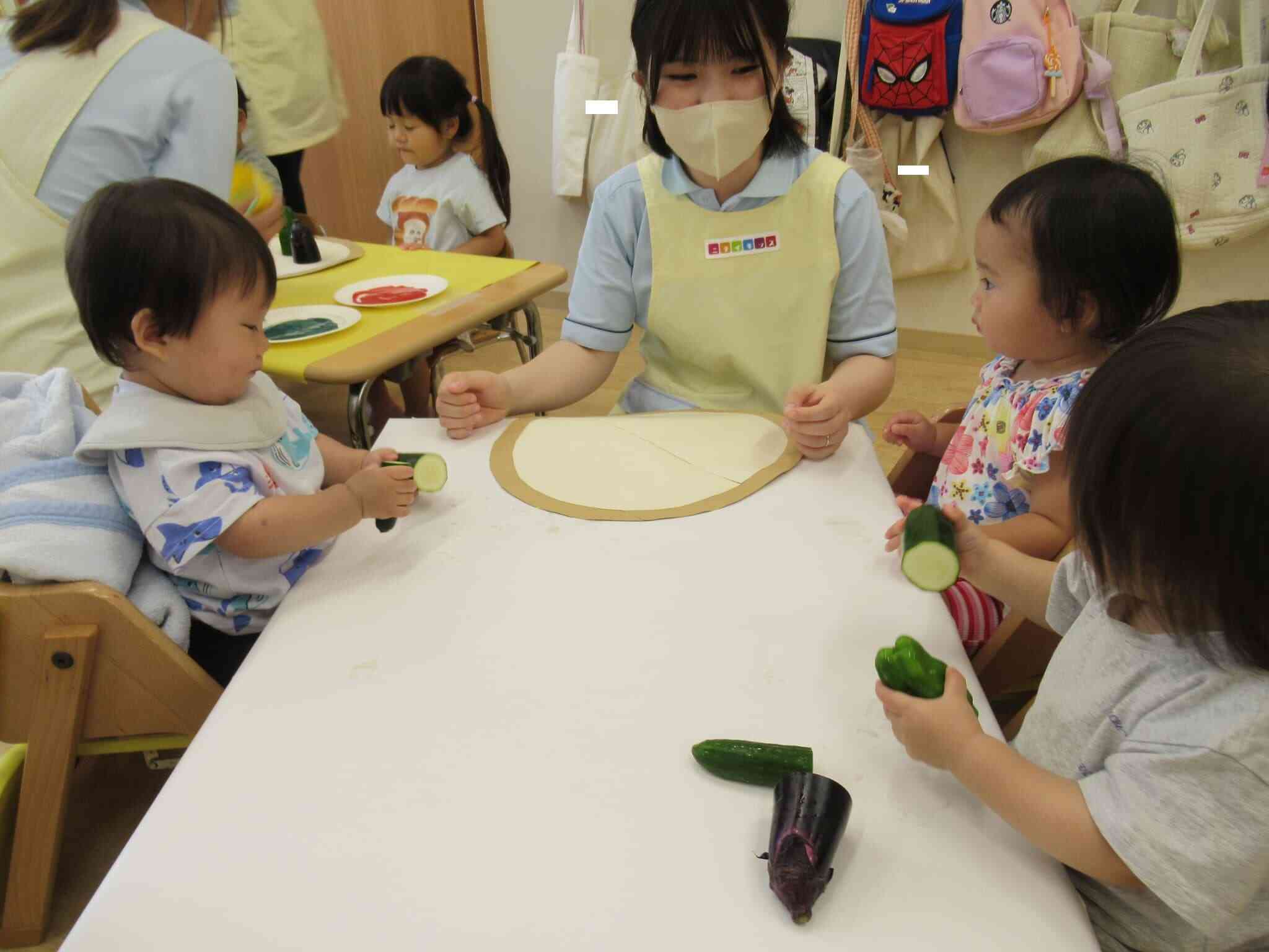 7月食育活動～野菜スタンプ①～