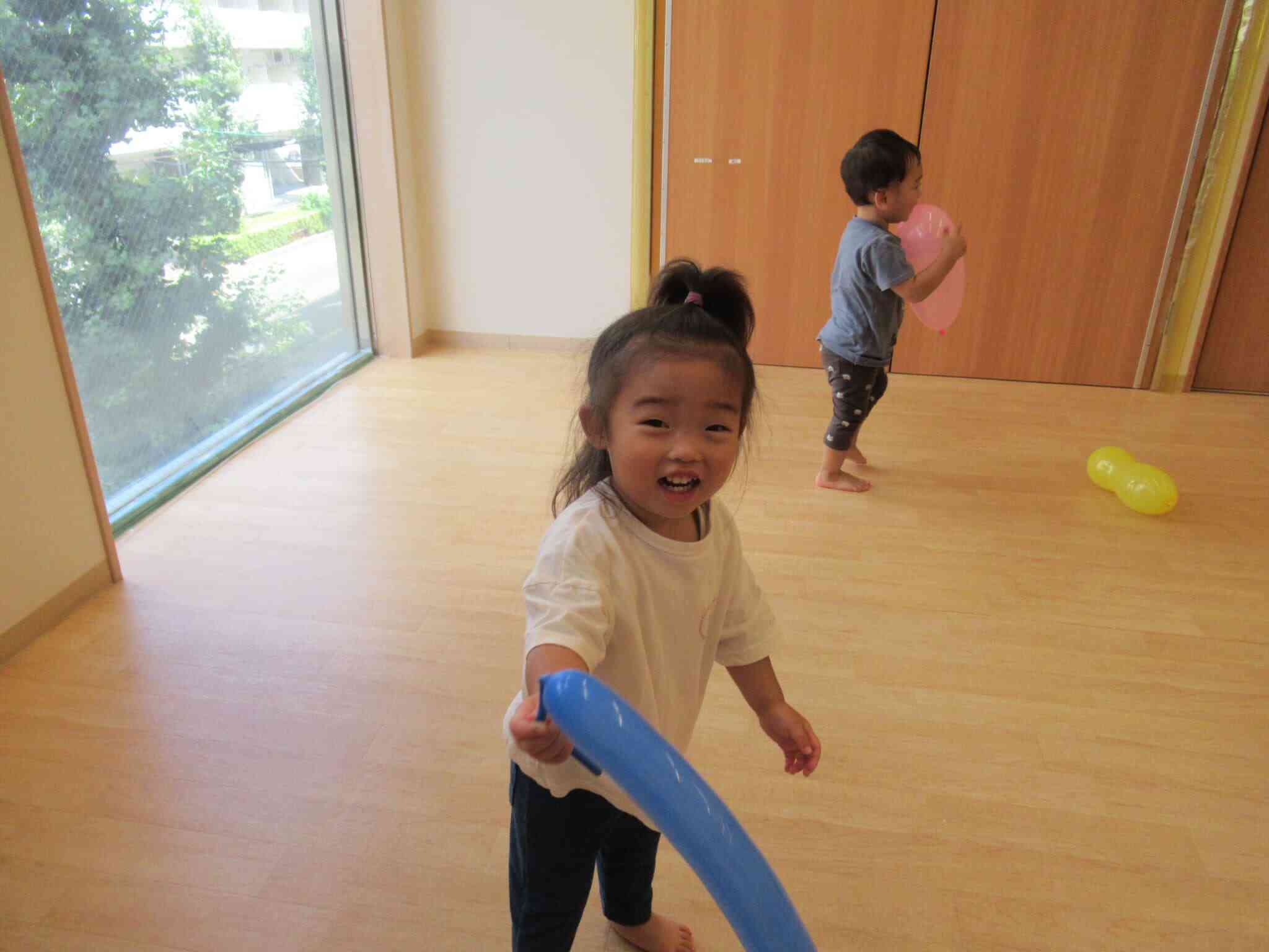 風船を持ってにっこり♪