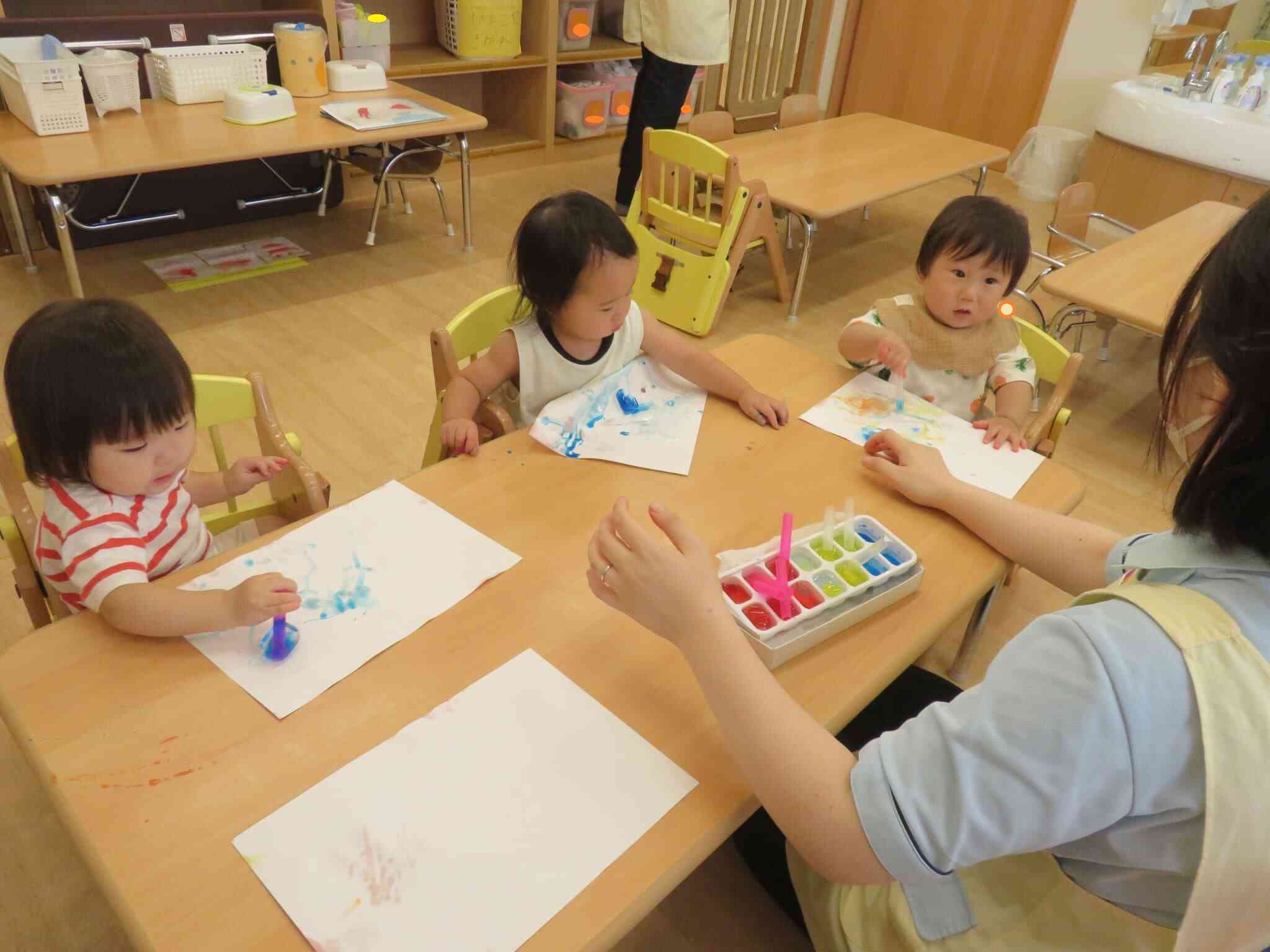 0歳児ひよこ組　8月製作「かに」