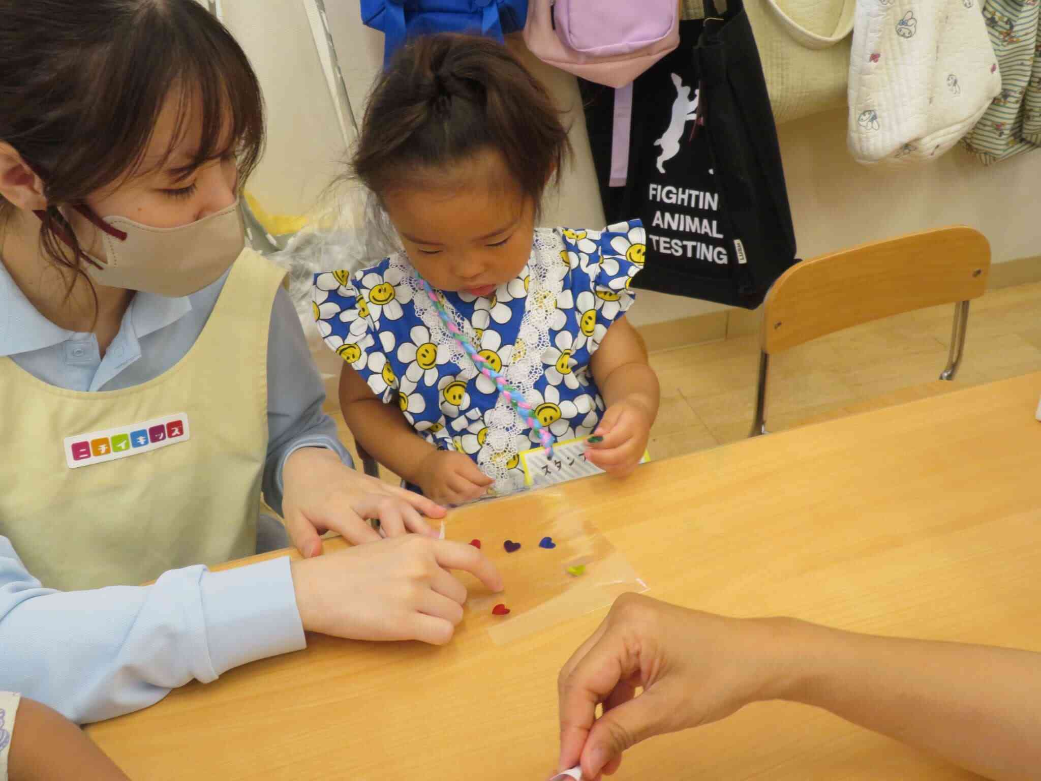 真剣にシールを貼ってくれてます♪