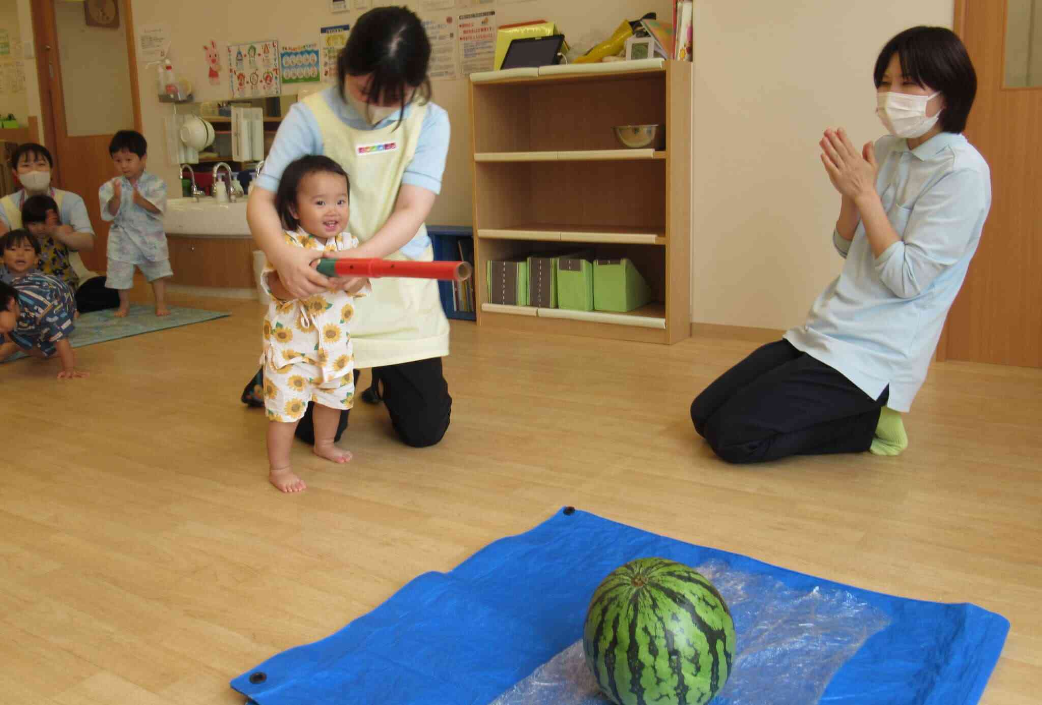 ひよこ組のお友だちは先生と一緒に♪