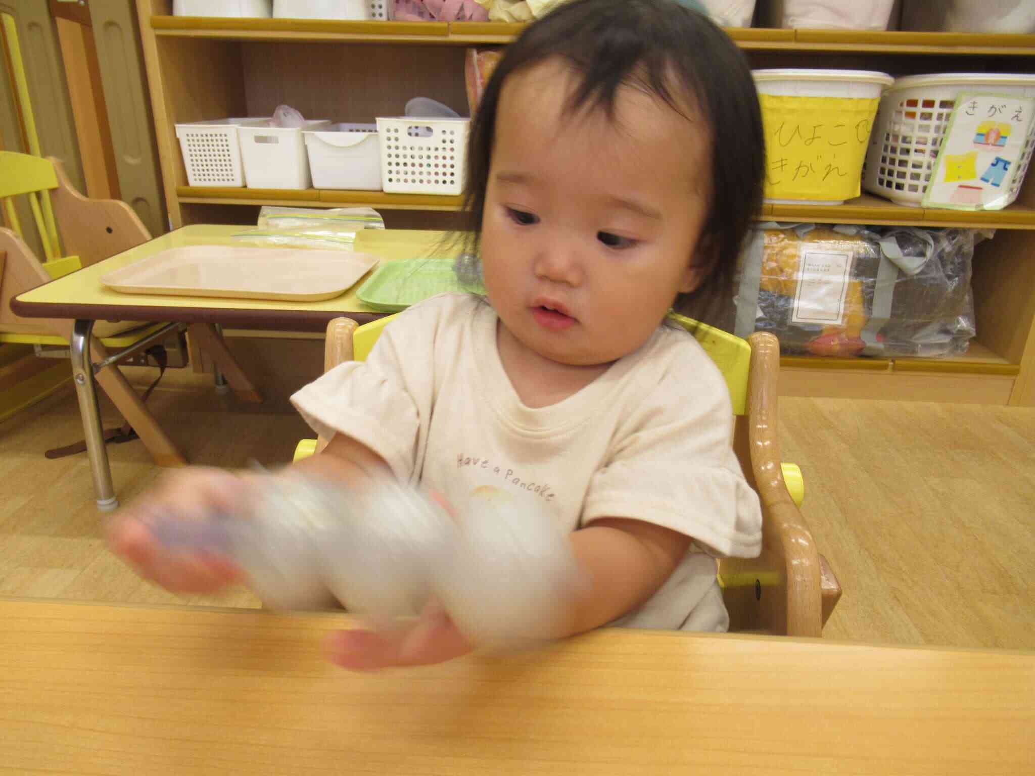 ９月食育「おにぎり作り」～０歳児ひよこ組～
