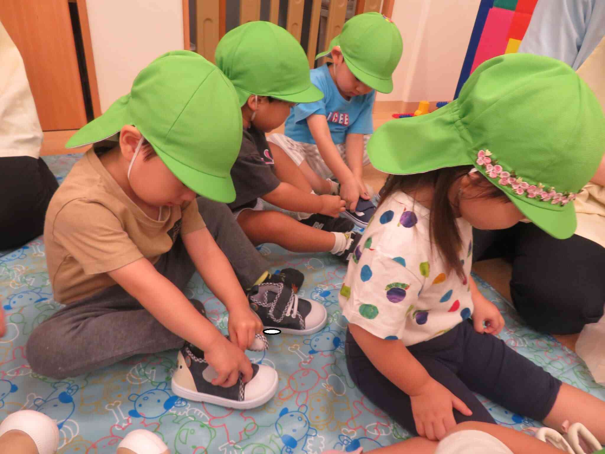 避難靴を履く練習です。