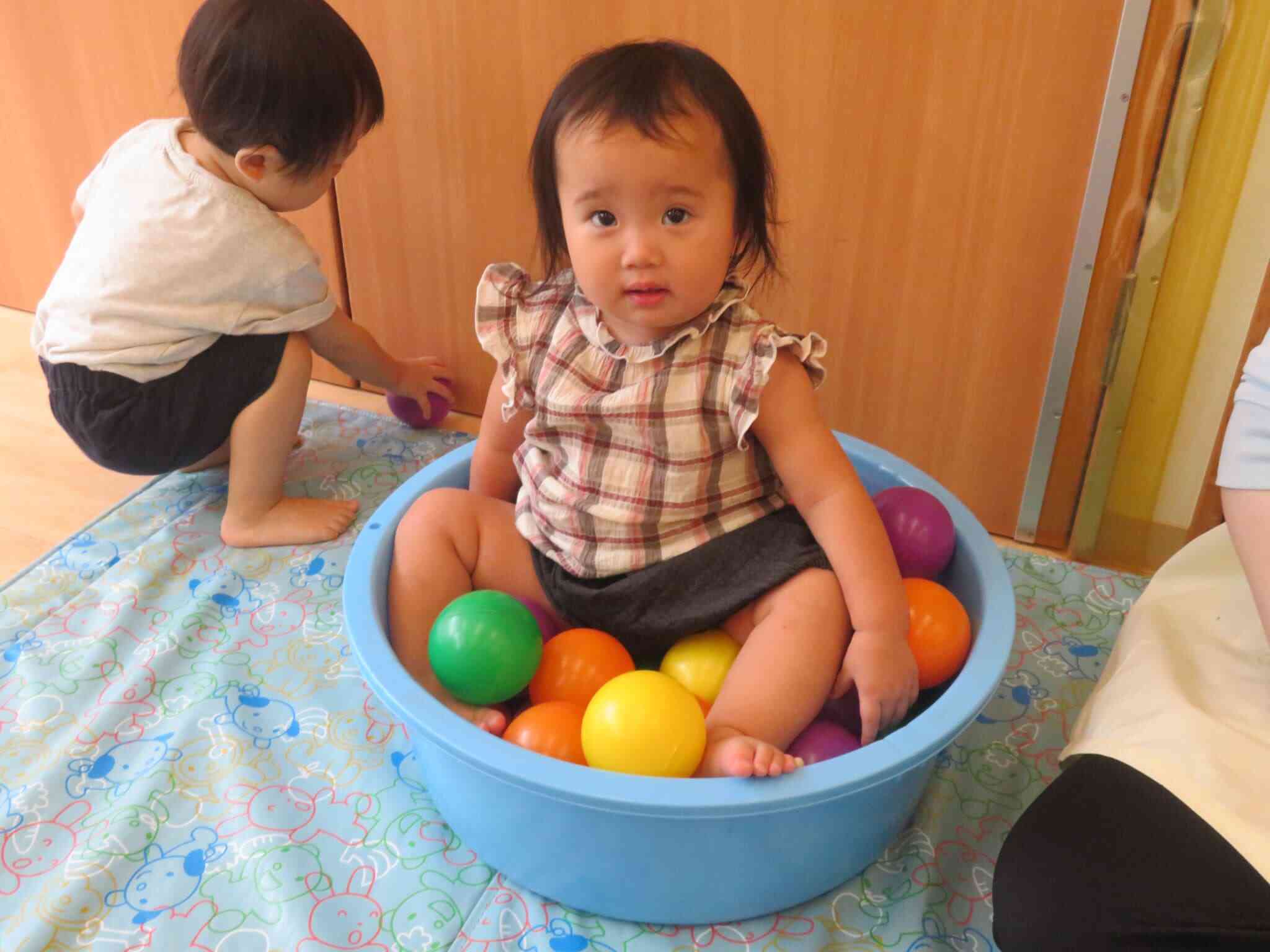 小さなボールプールで遊んだよ♪