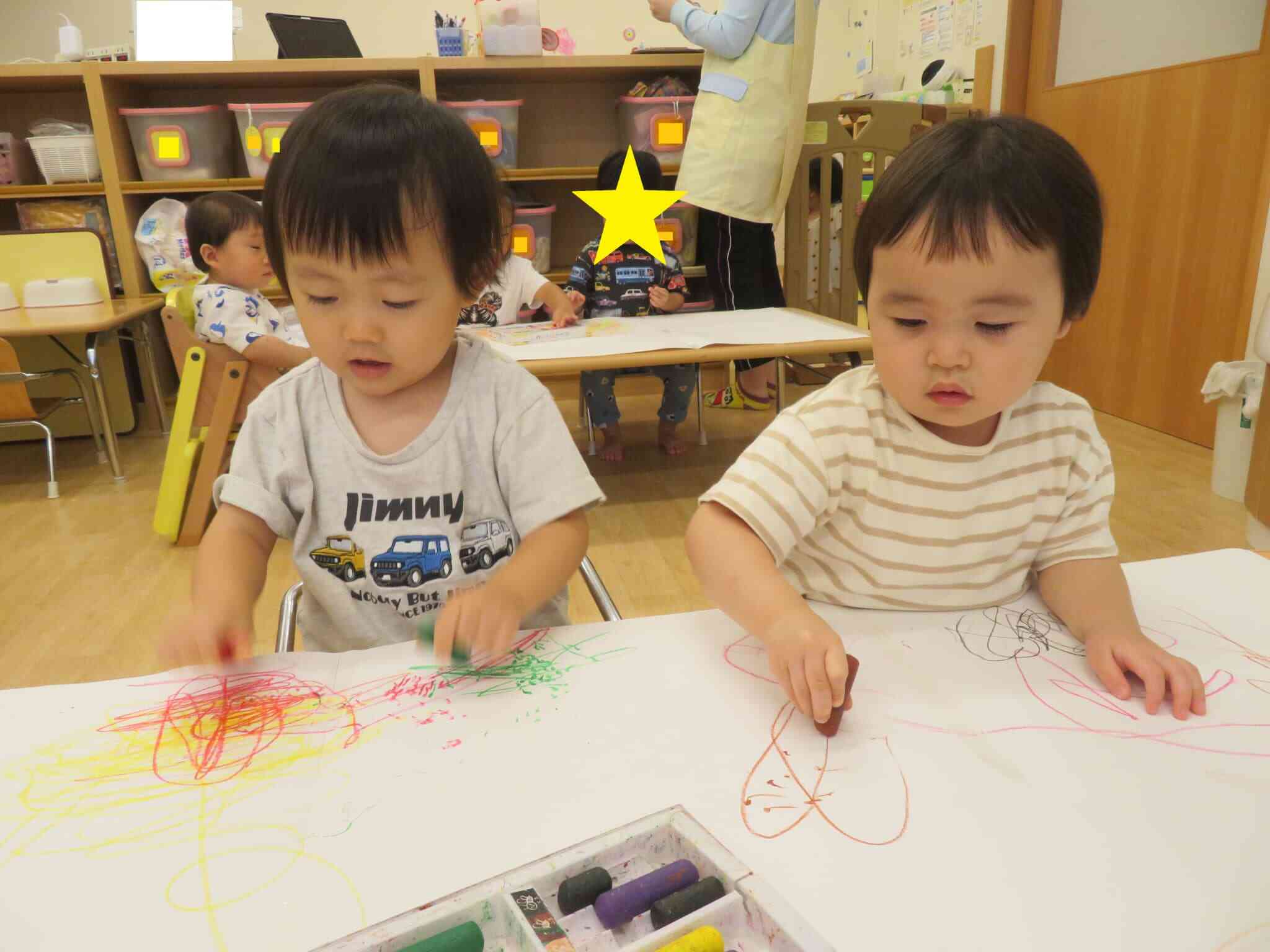 クレヨンでのびのびお絵描き♪