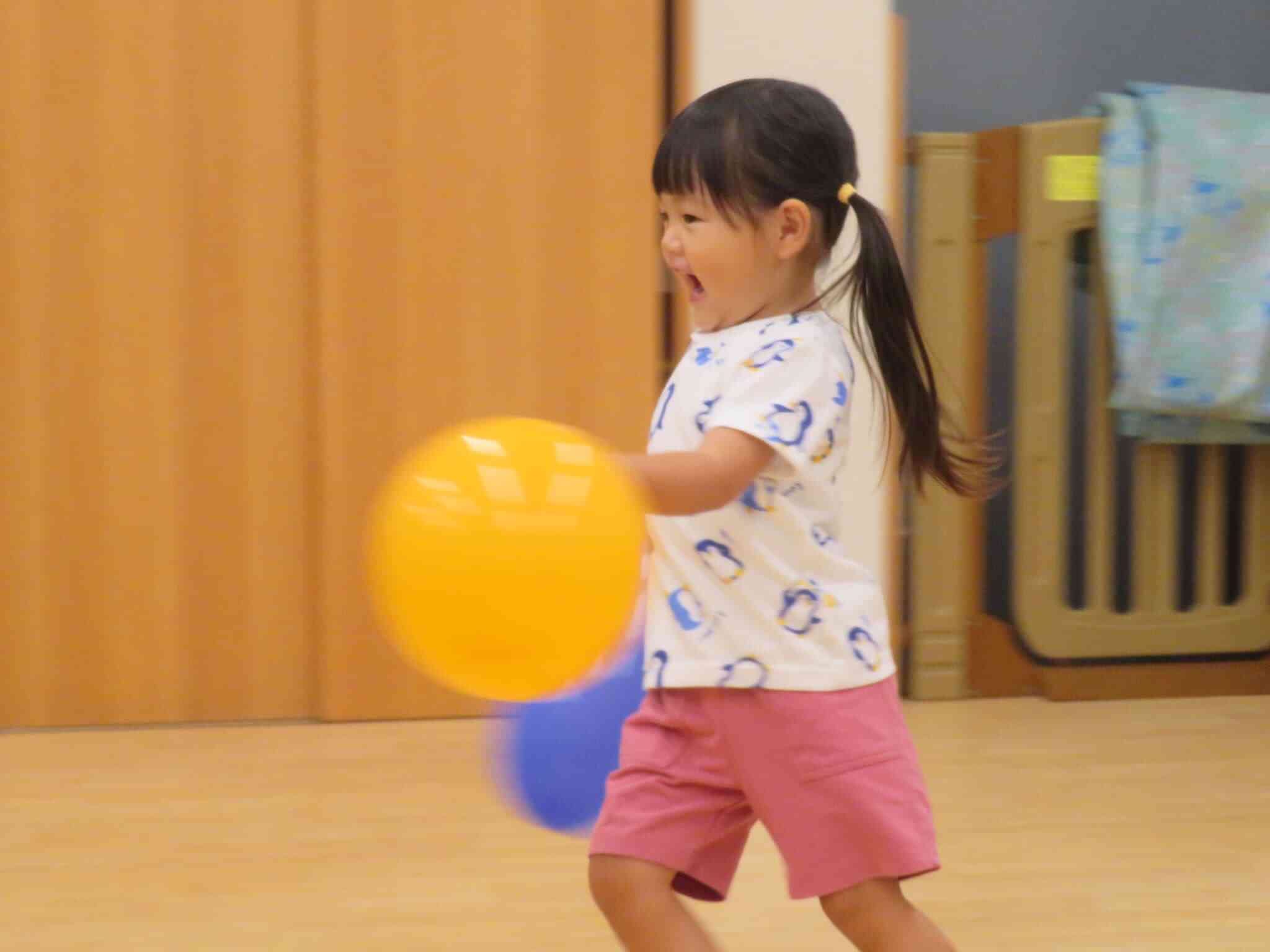 風船を追いかけて、まてまて～！
