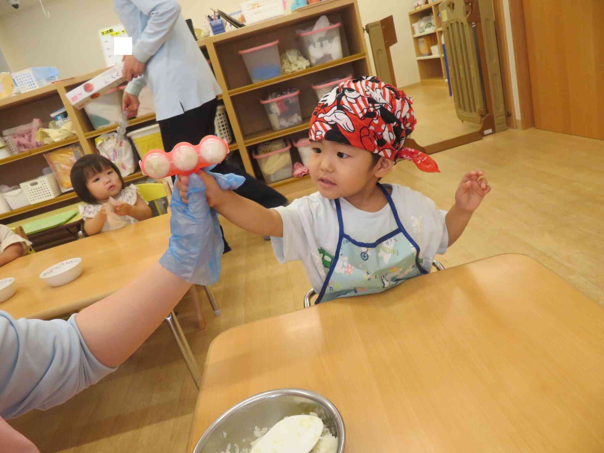 ９月食育「おにぎり作り」～１歳児あひる組～