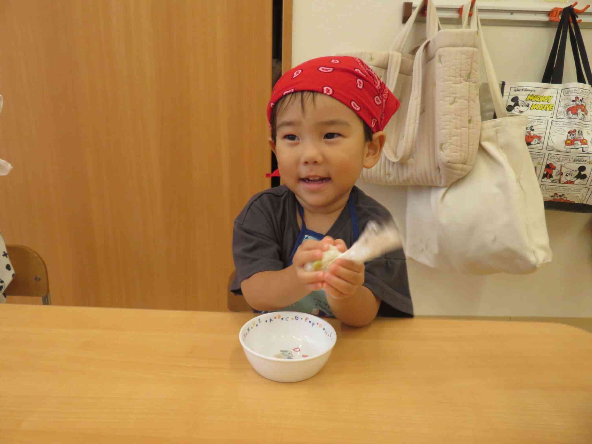 ９月食育「おにぎり作り」～２歳児うさぎ組～